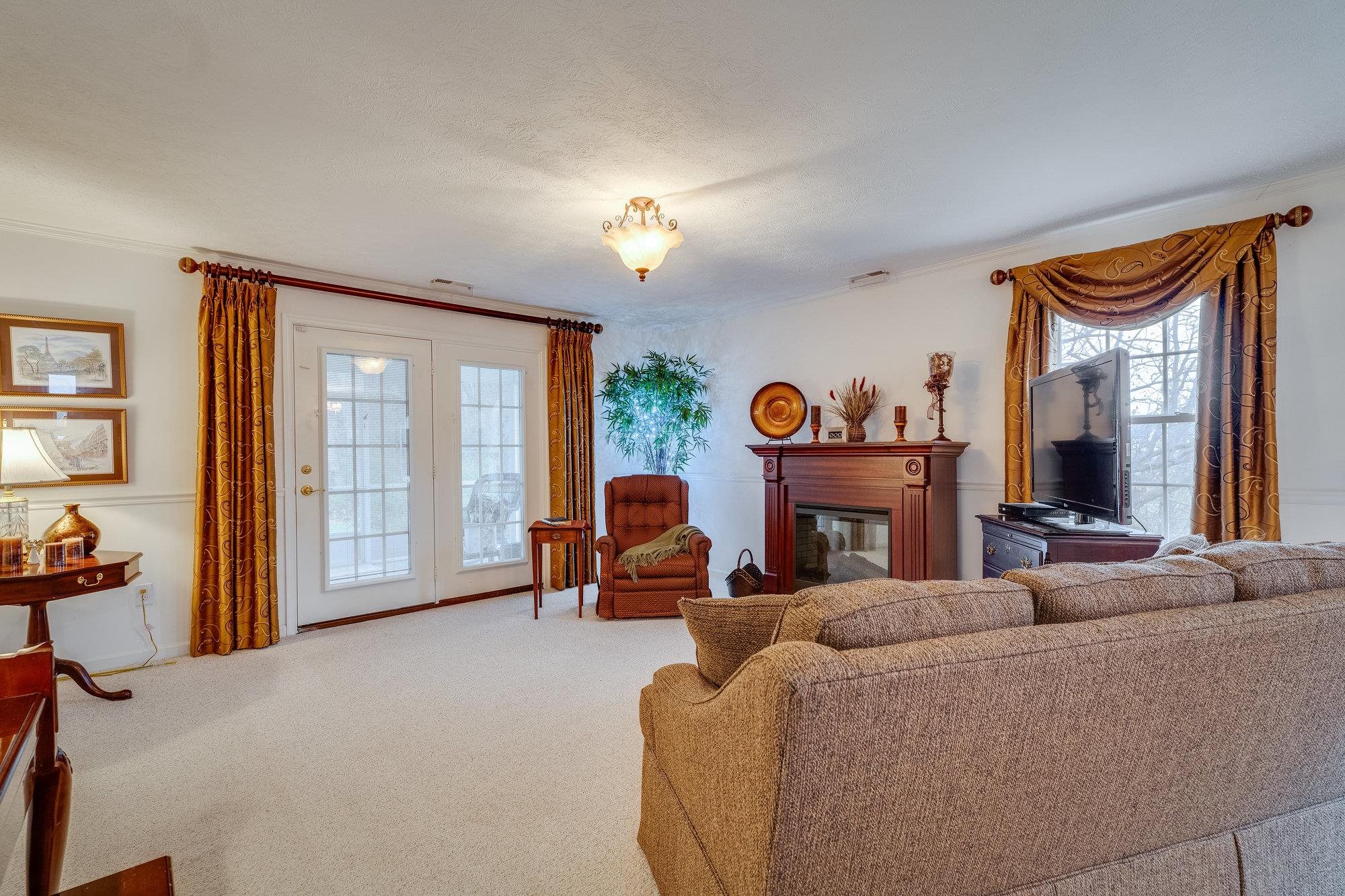 527 HICKORY GROVE CIR
