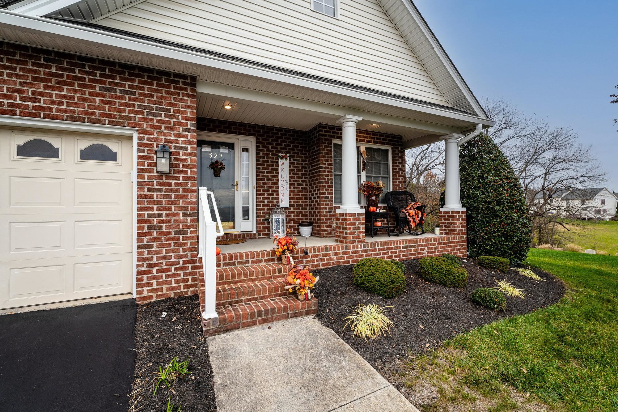 527 HICKORY GROVE CIR