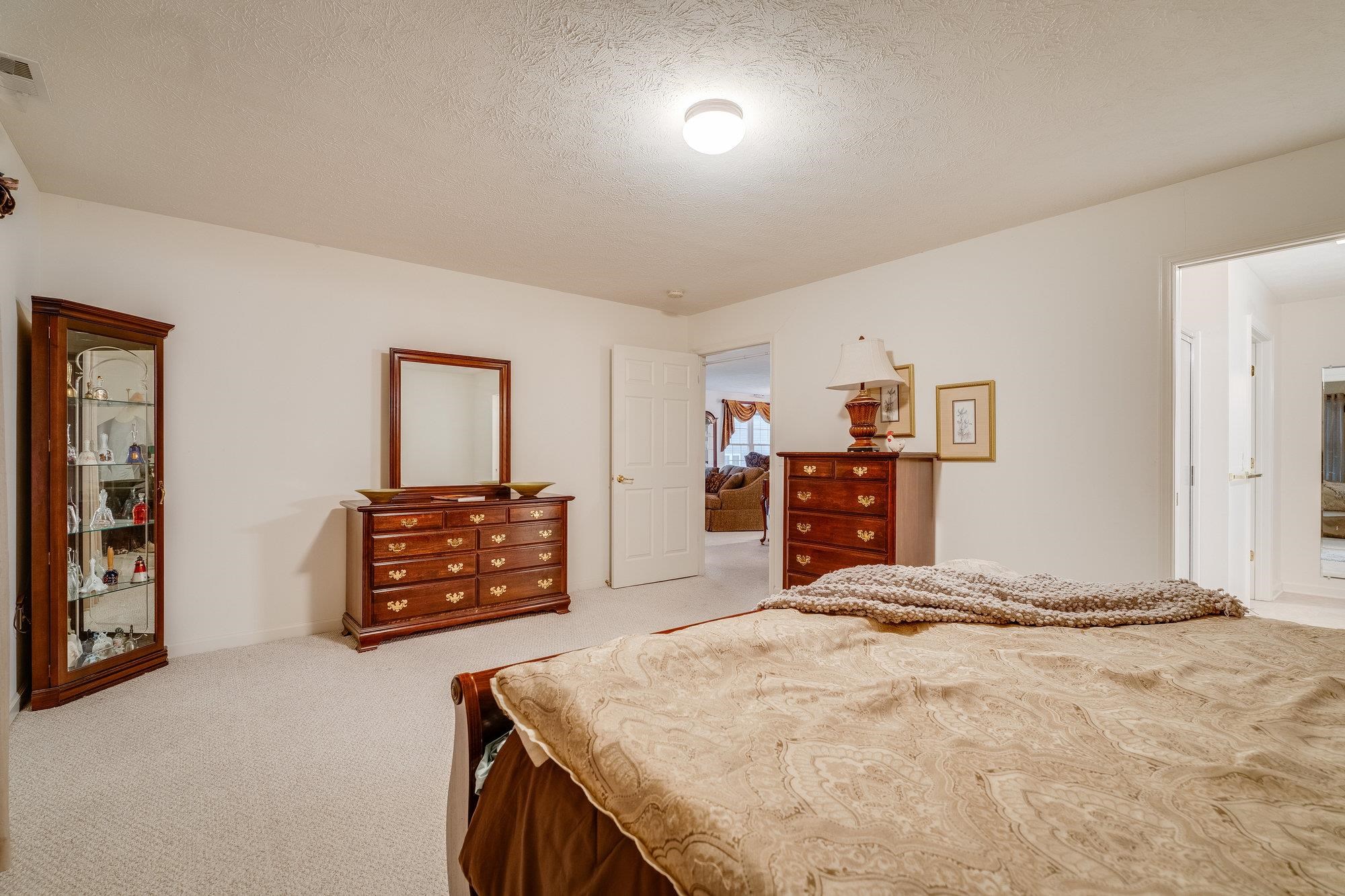 527 HICKORY GROVE CIR