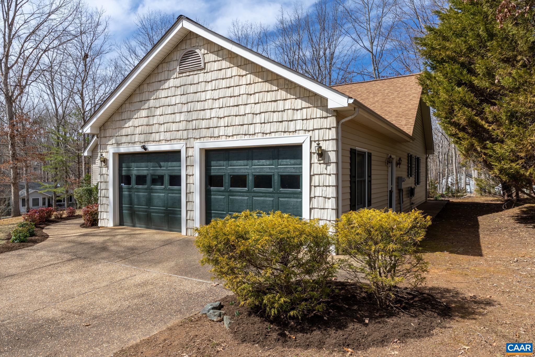 11 DARBY LN