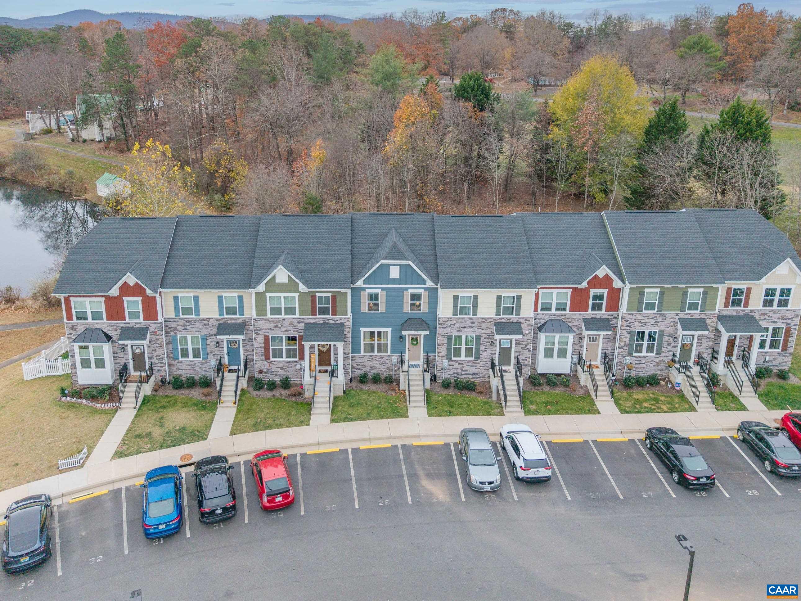 1946 LOIS LN