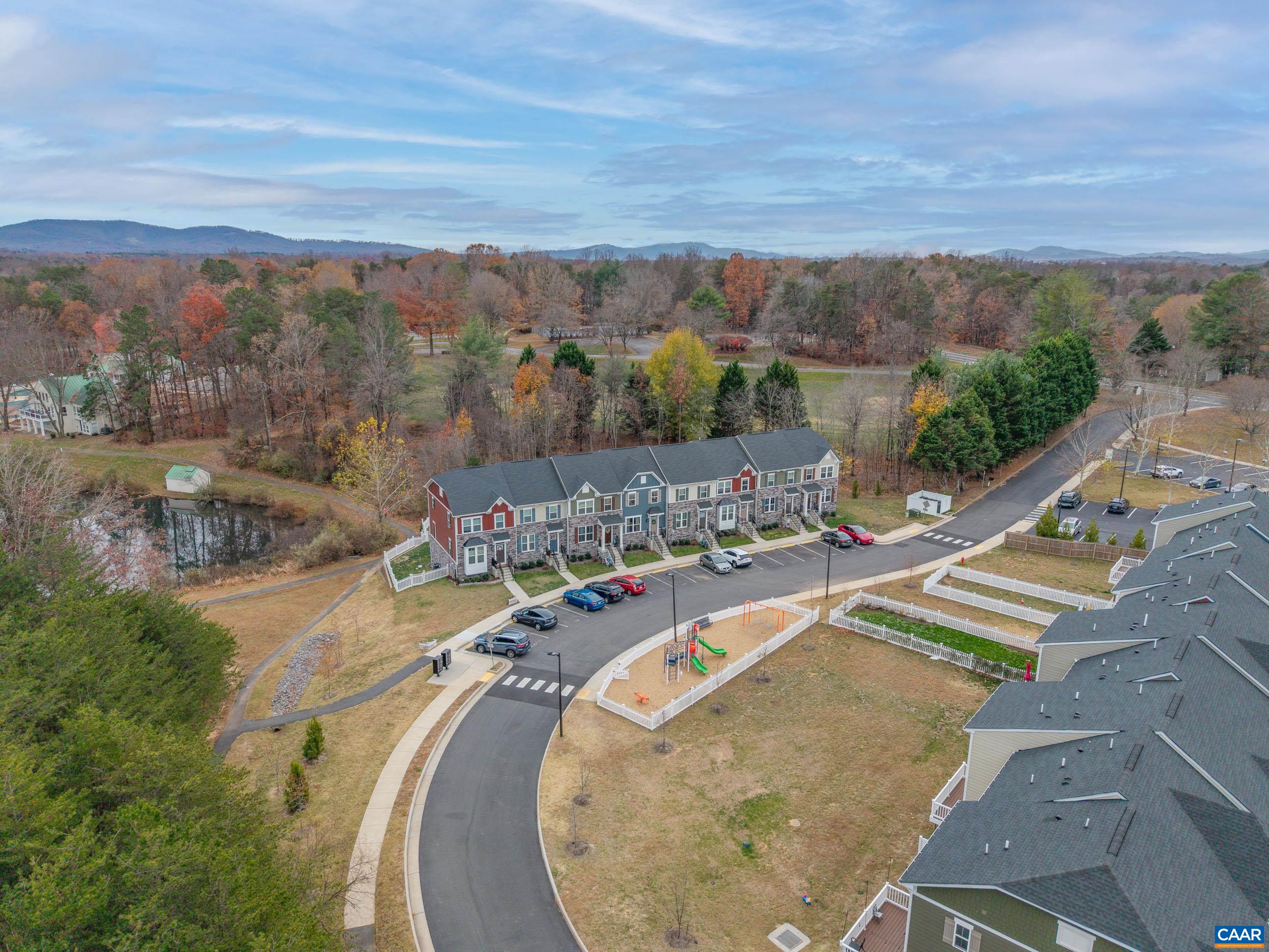 1946 LOIS LN