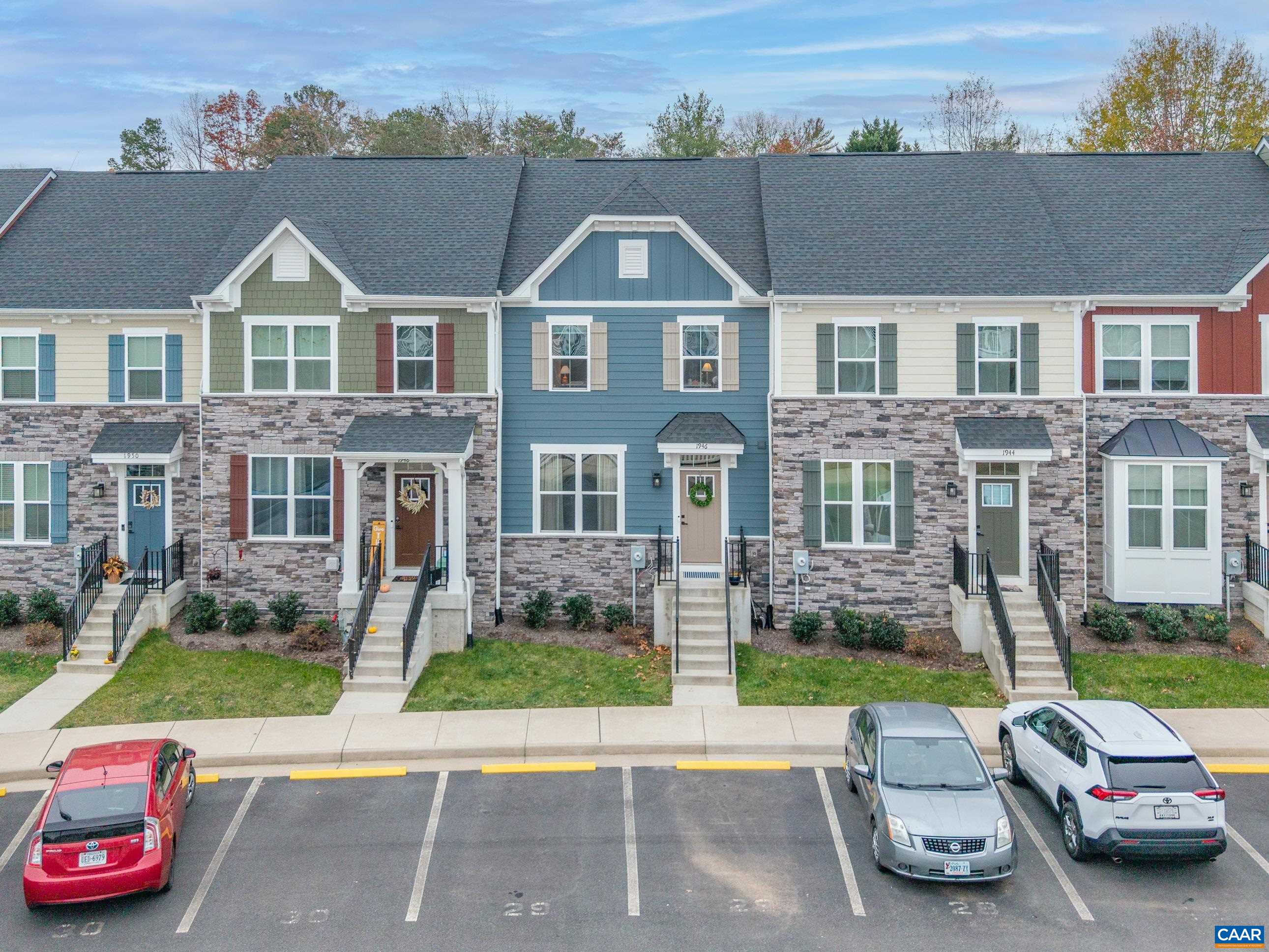 1946 LOIS LN