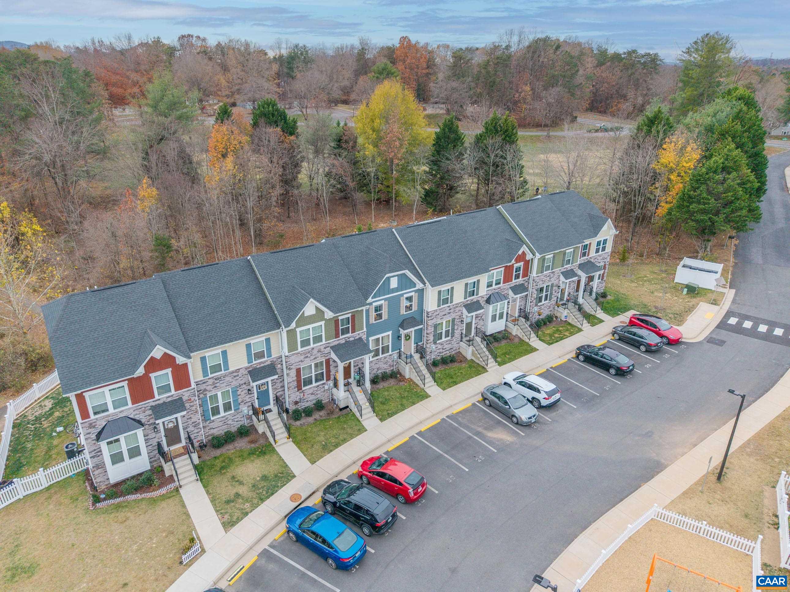 1946 LOIS LN