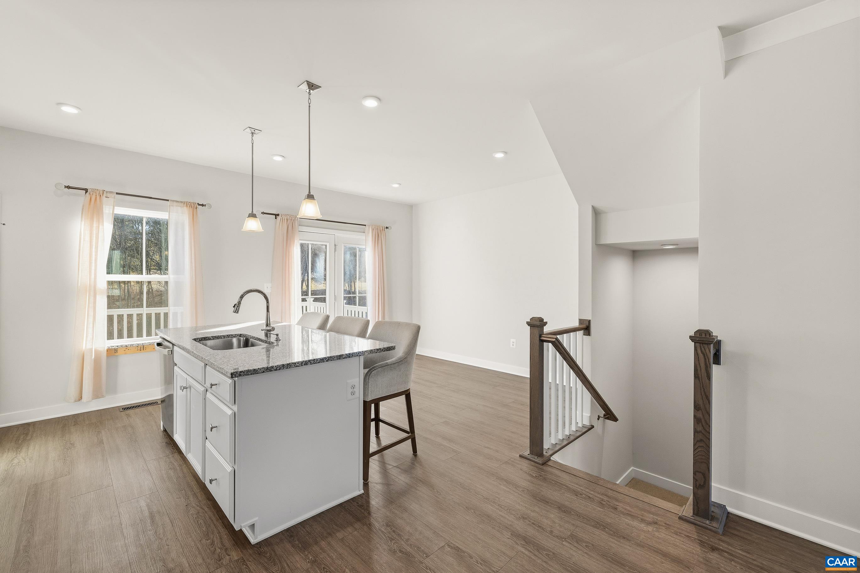 1946 LOIS LN