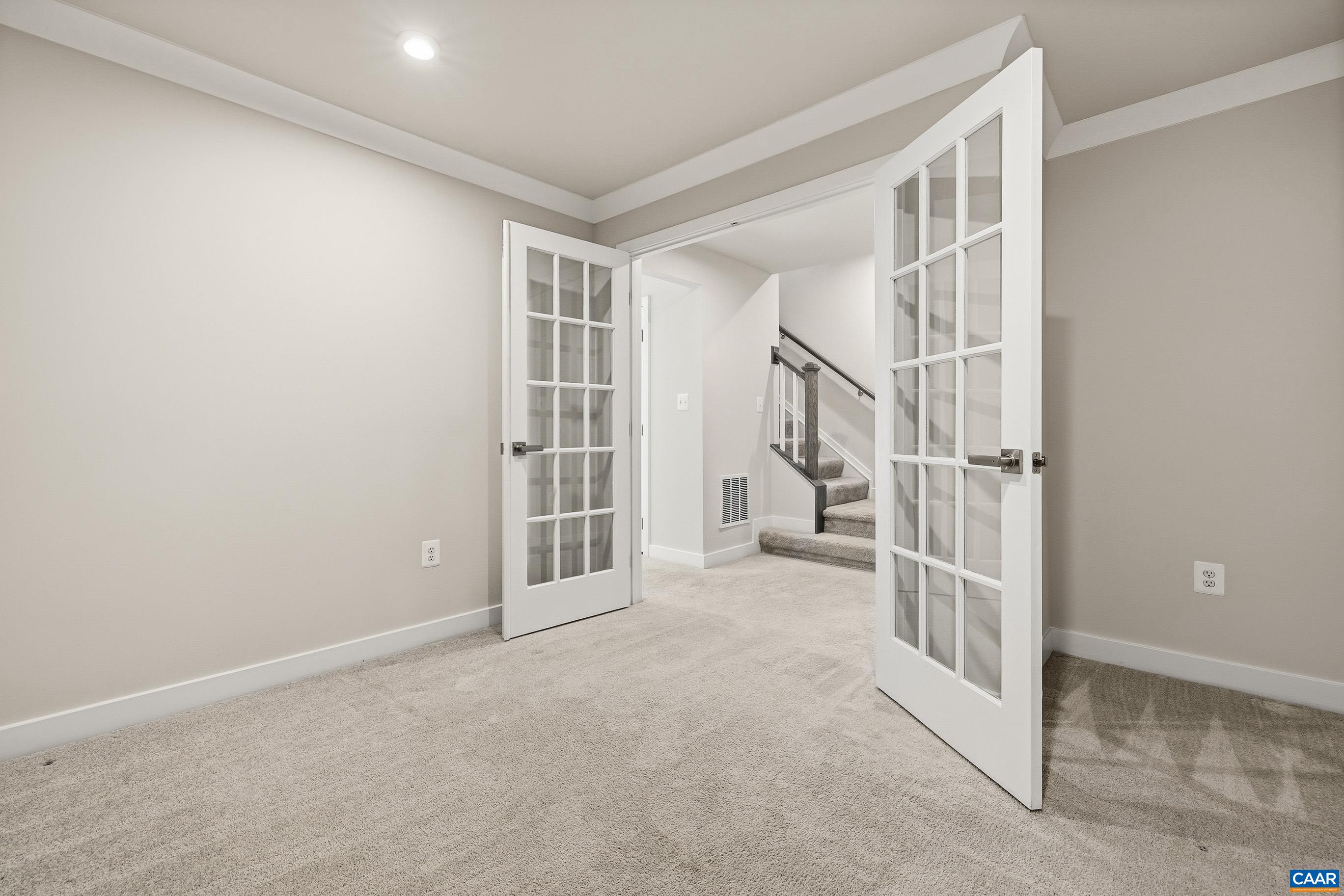 1946 LOIS LN