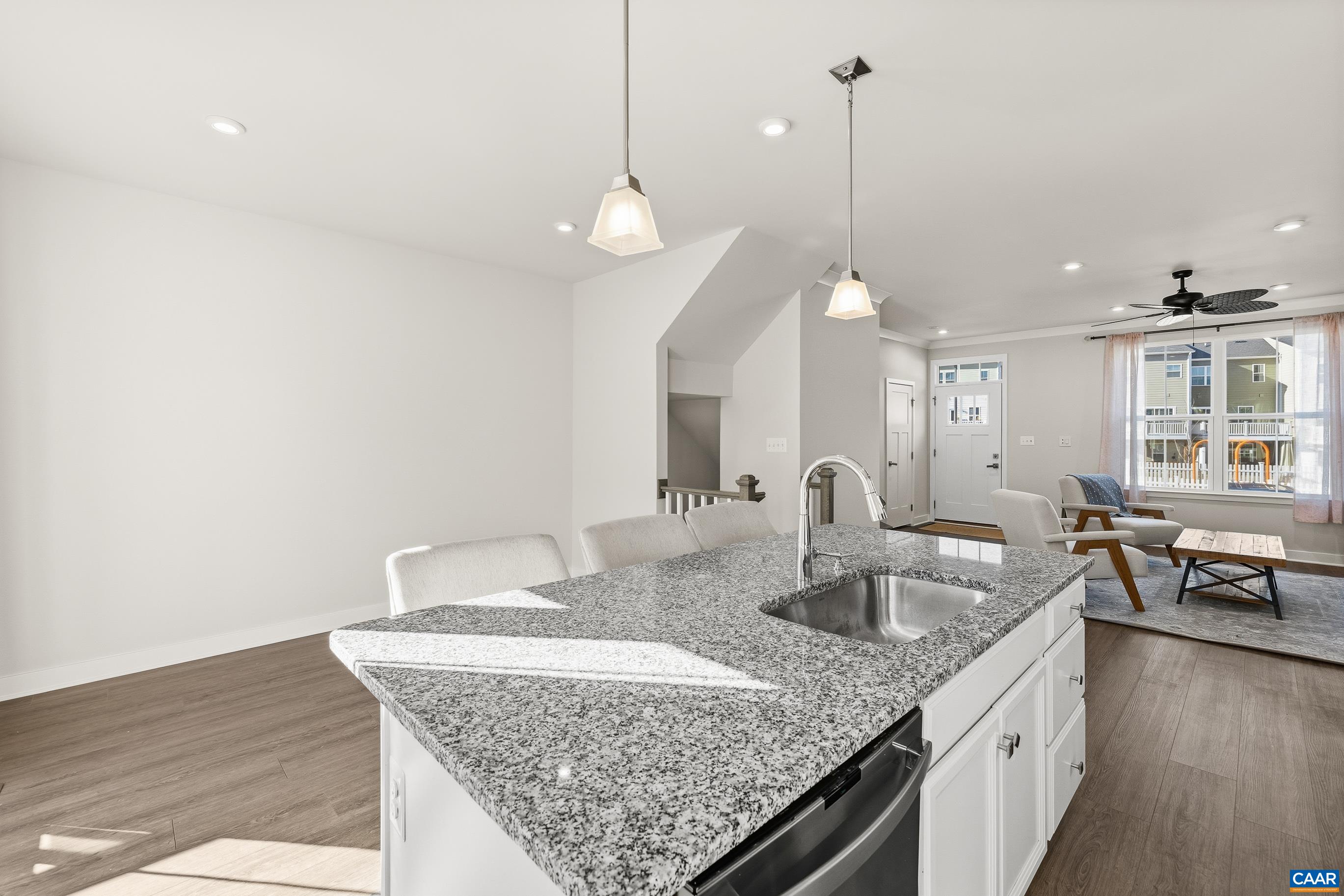 1946 LOIS LN