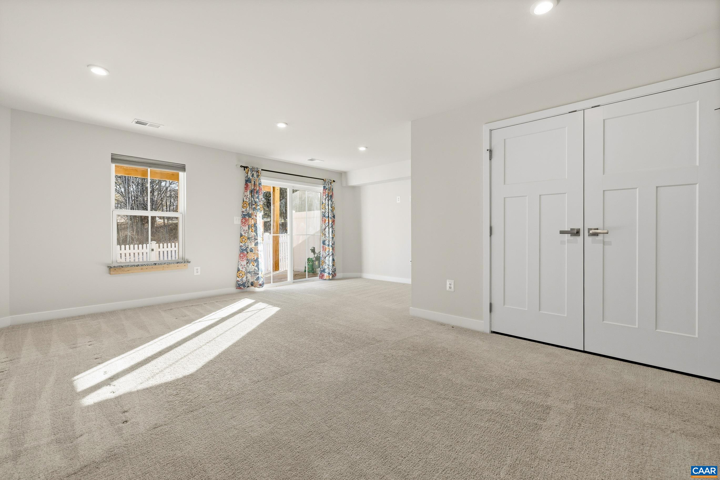 1946 LOIS LN