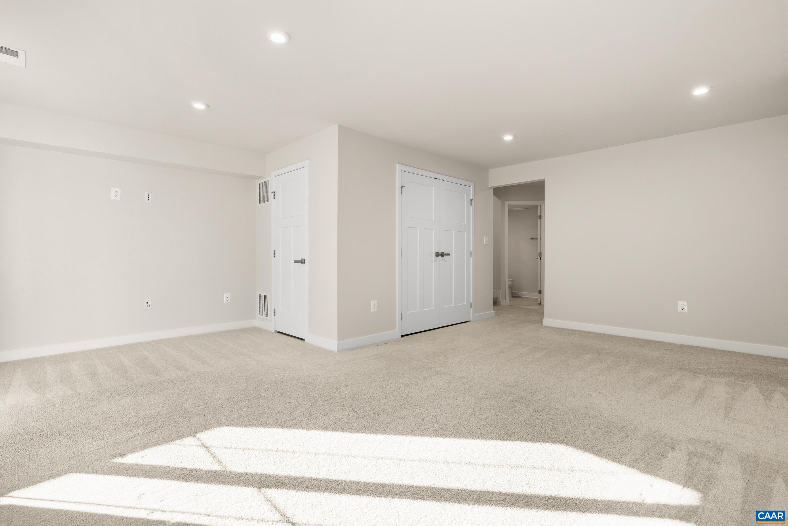 1946 LOIS LN