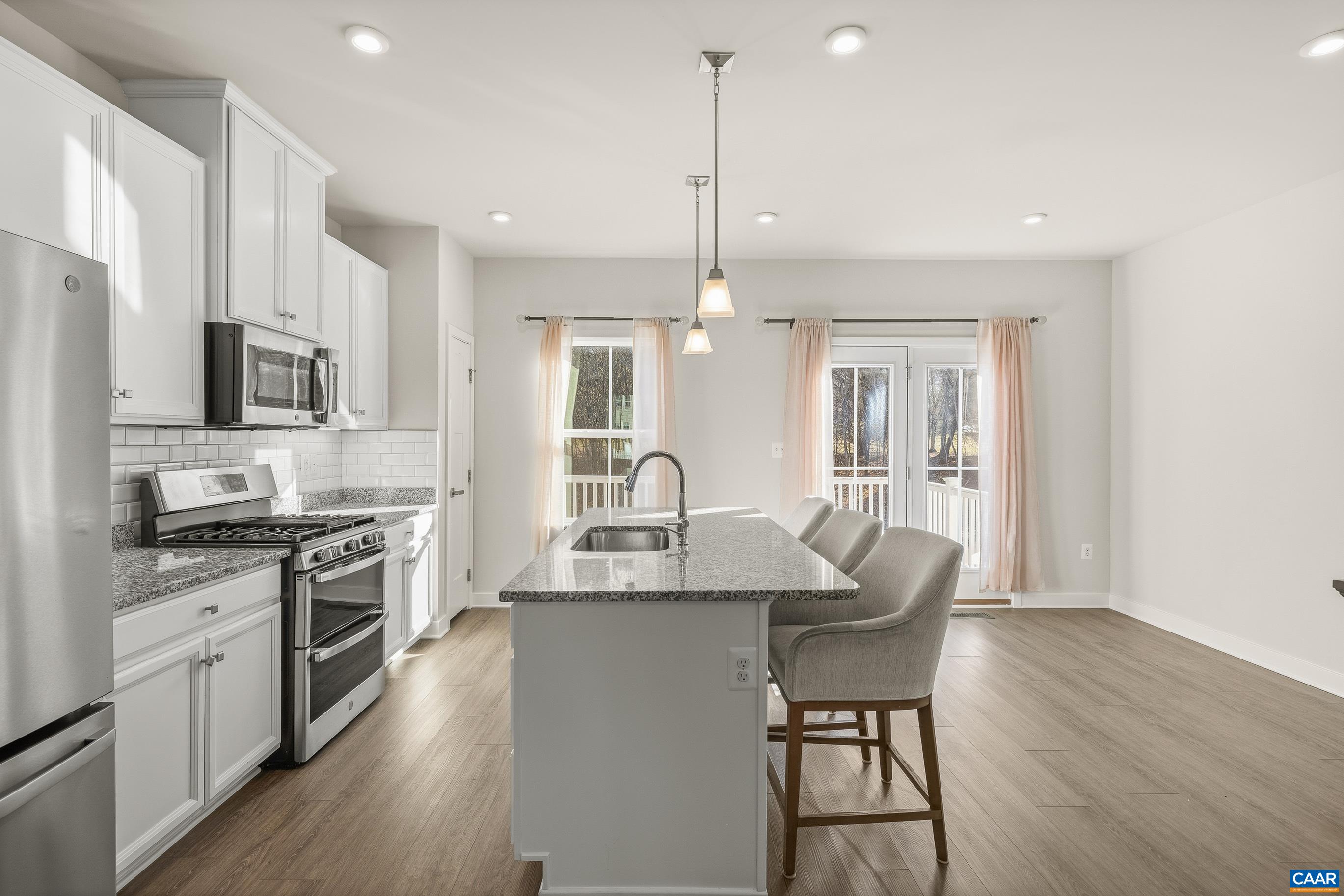 1946 LOIS LN