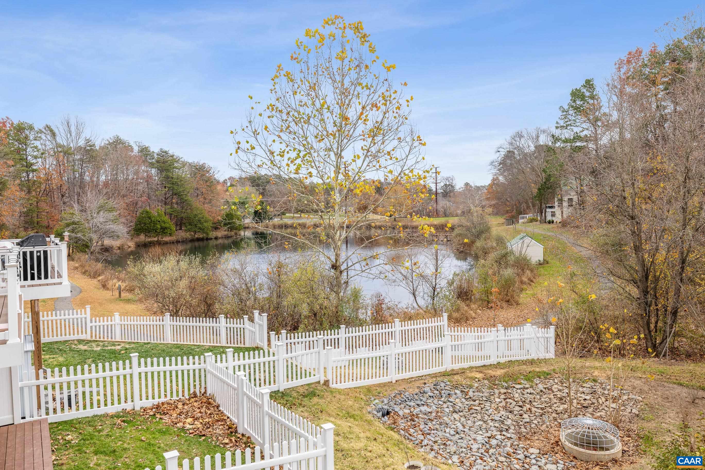 1946 LOIS LN