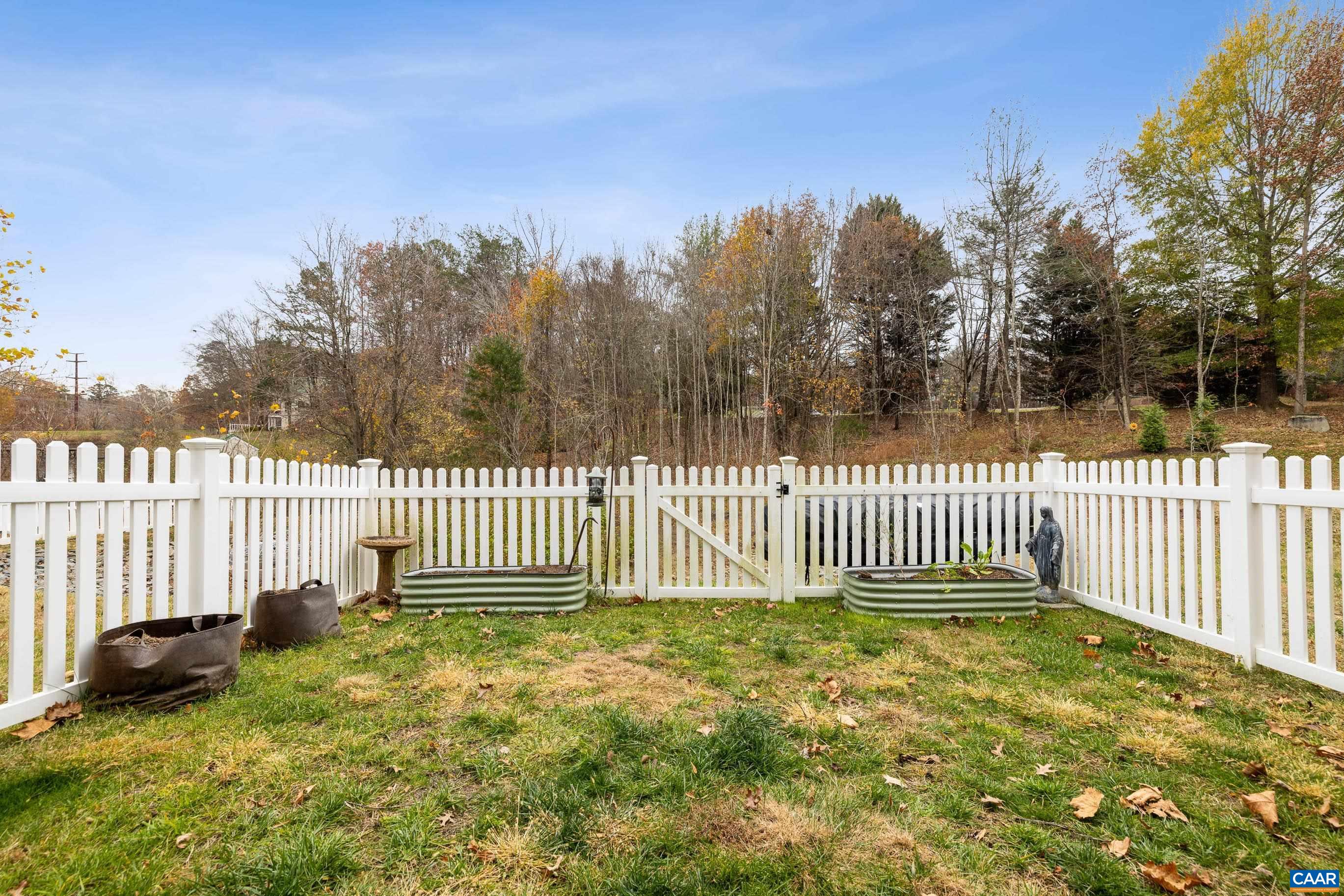 1946 LOIS LN