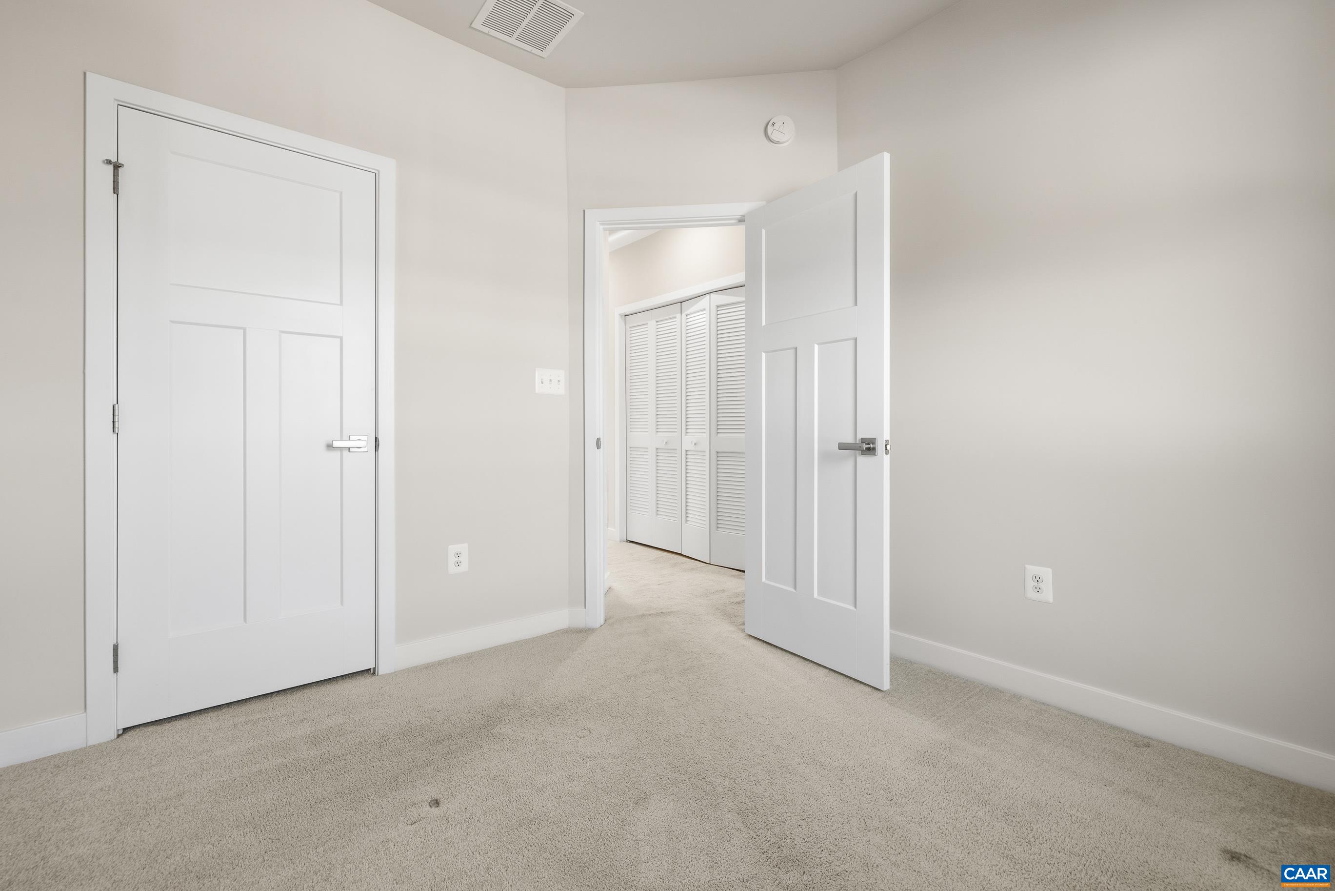 1946 LOIS LN