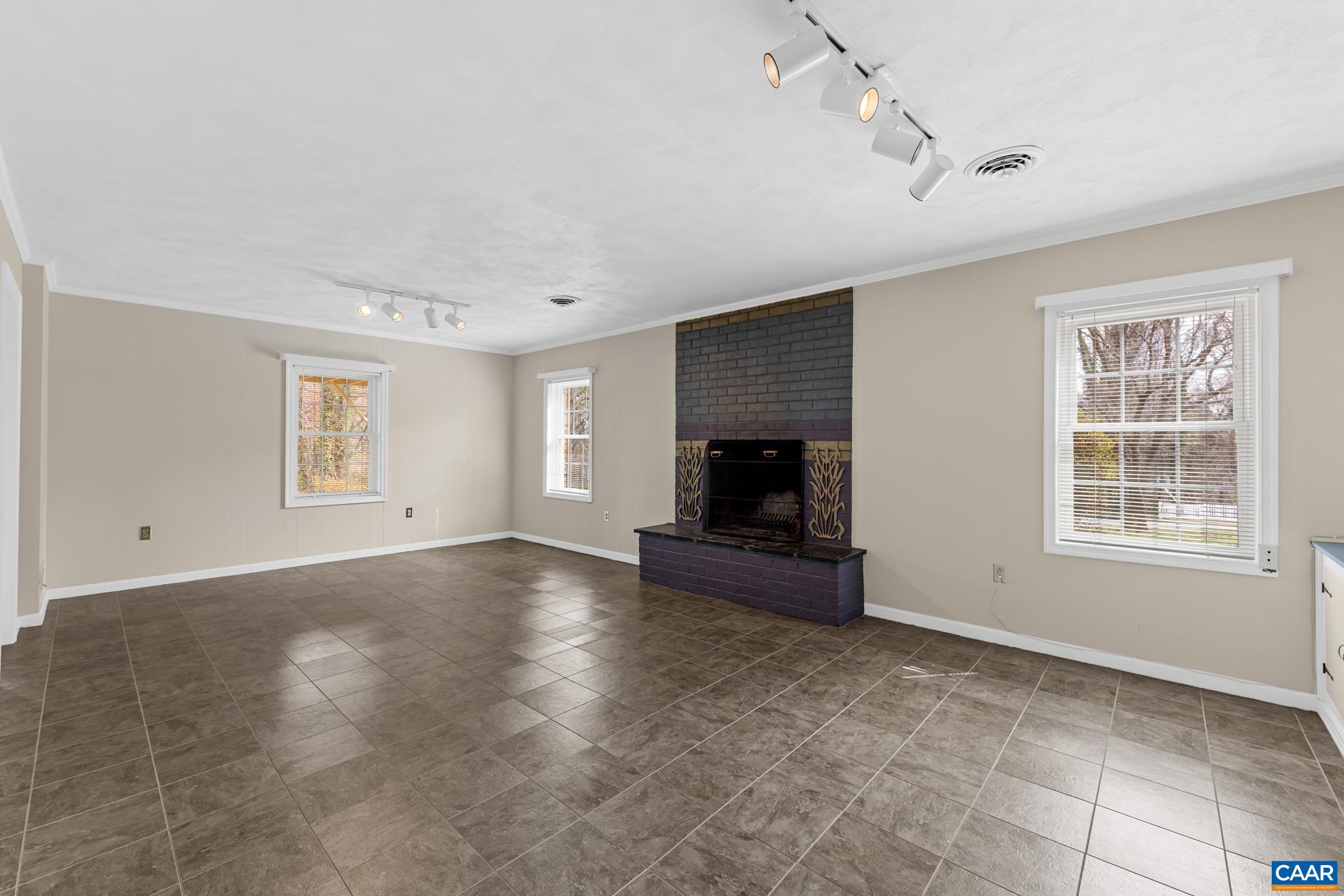 2402 BENNINGTON RD