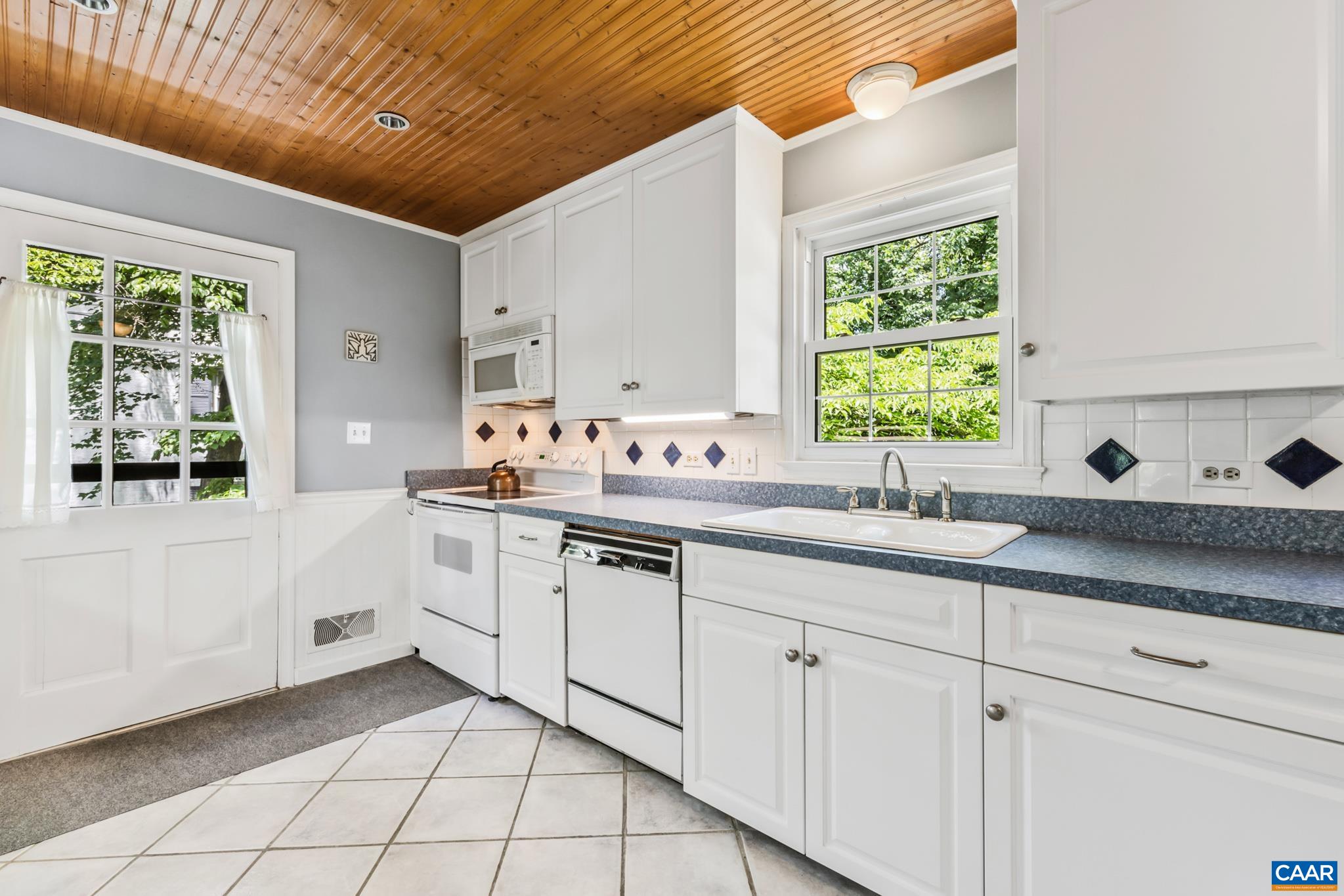 2402 BENNINGTON RD