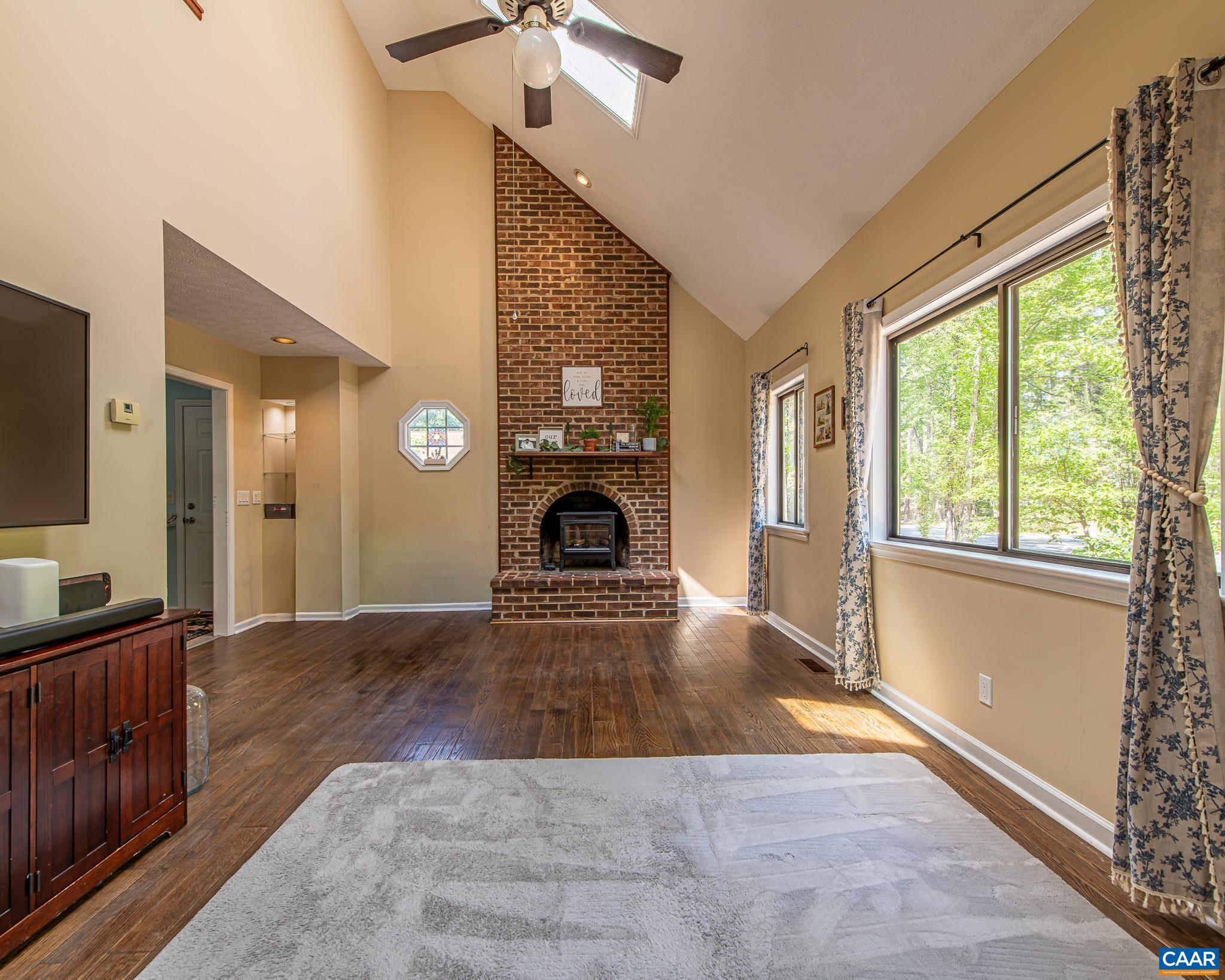 942 JEFFERSON DR