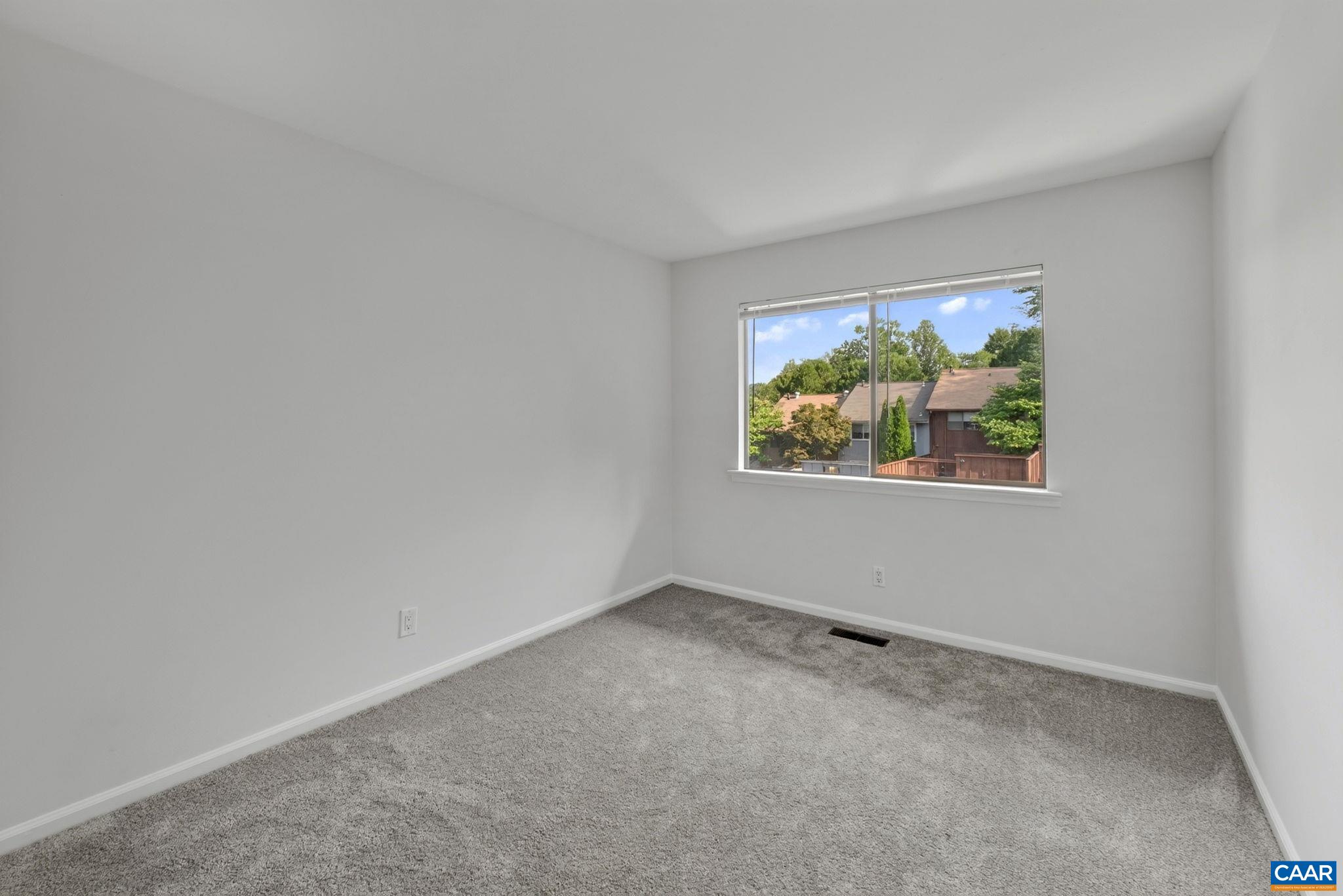 82 WOODLAKE DR