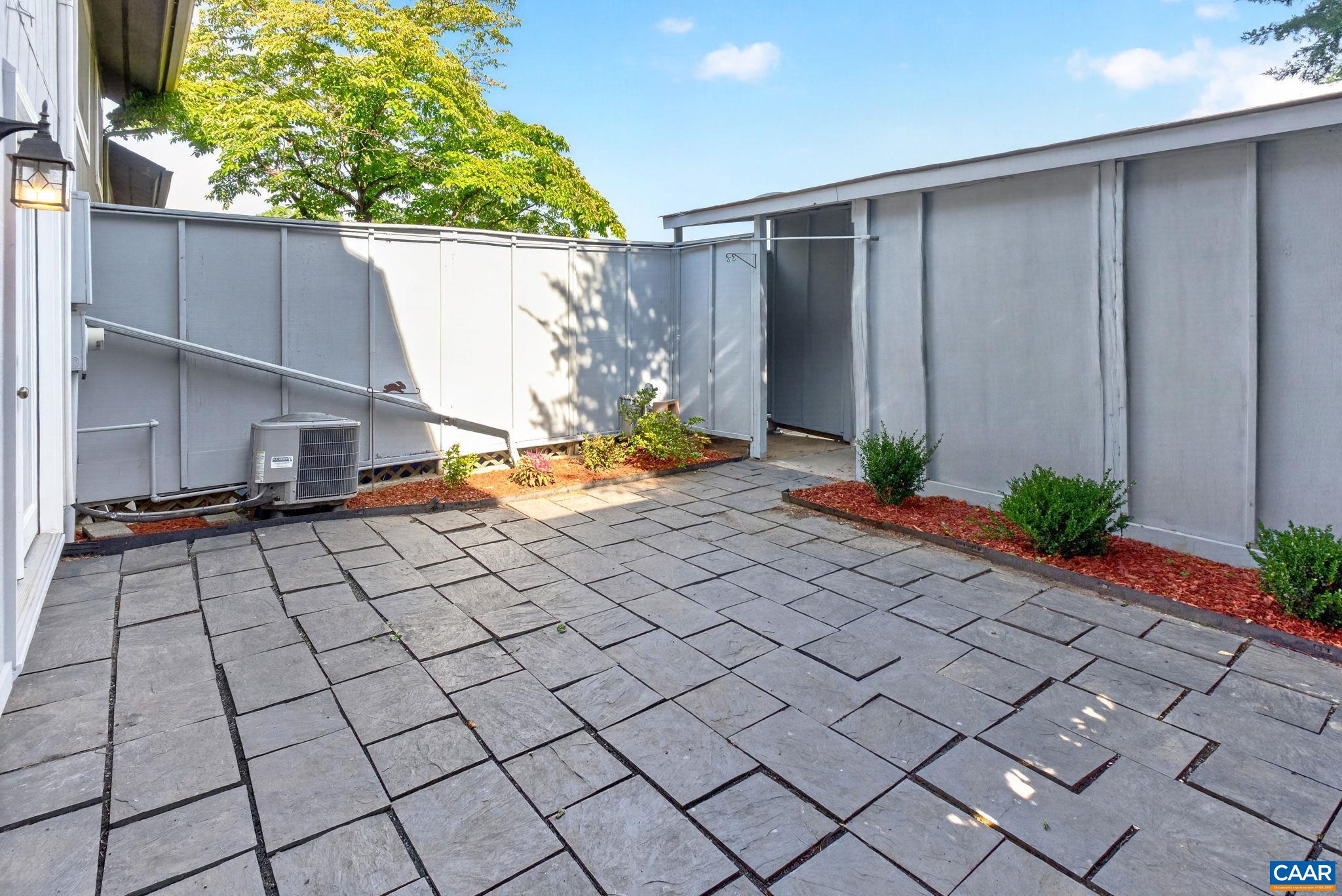 82 WOODLAKE DR