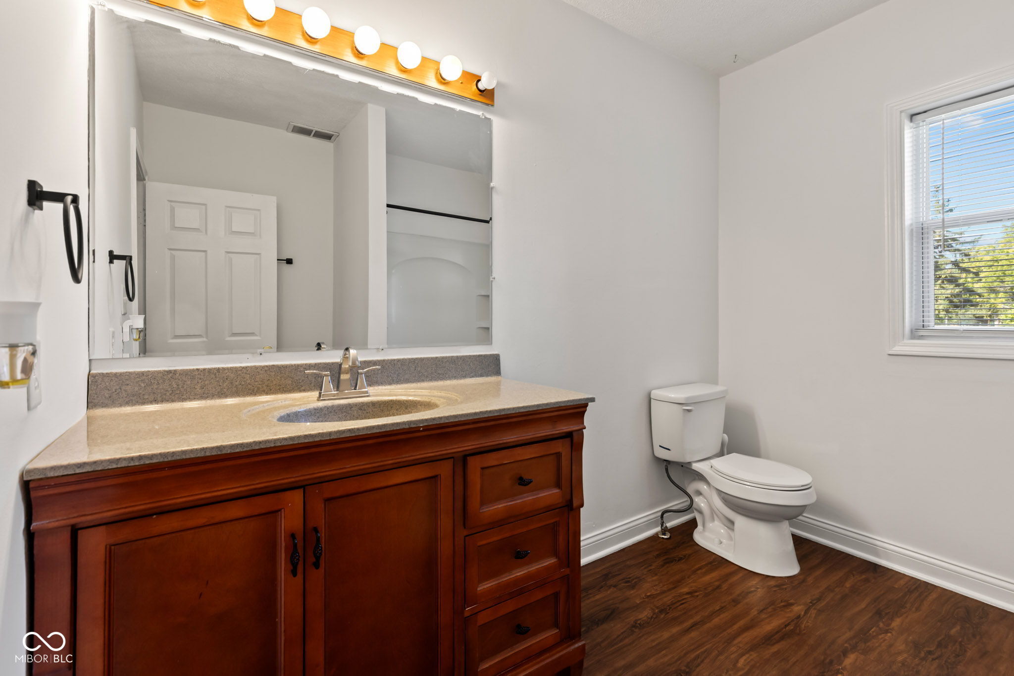 240 W Edgewood Avenue