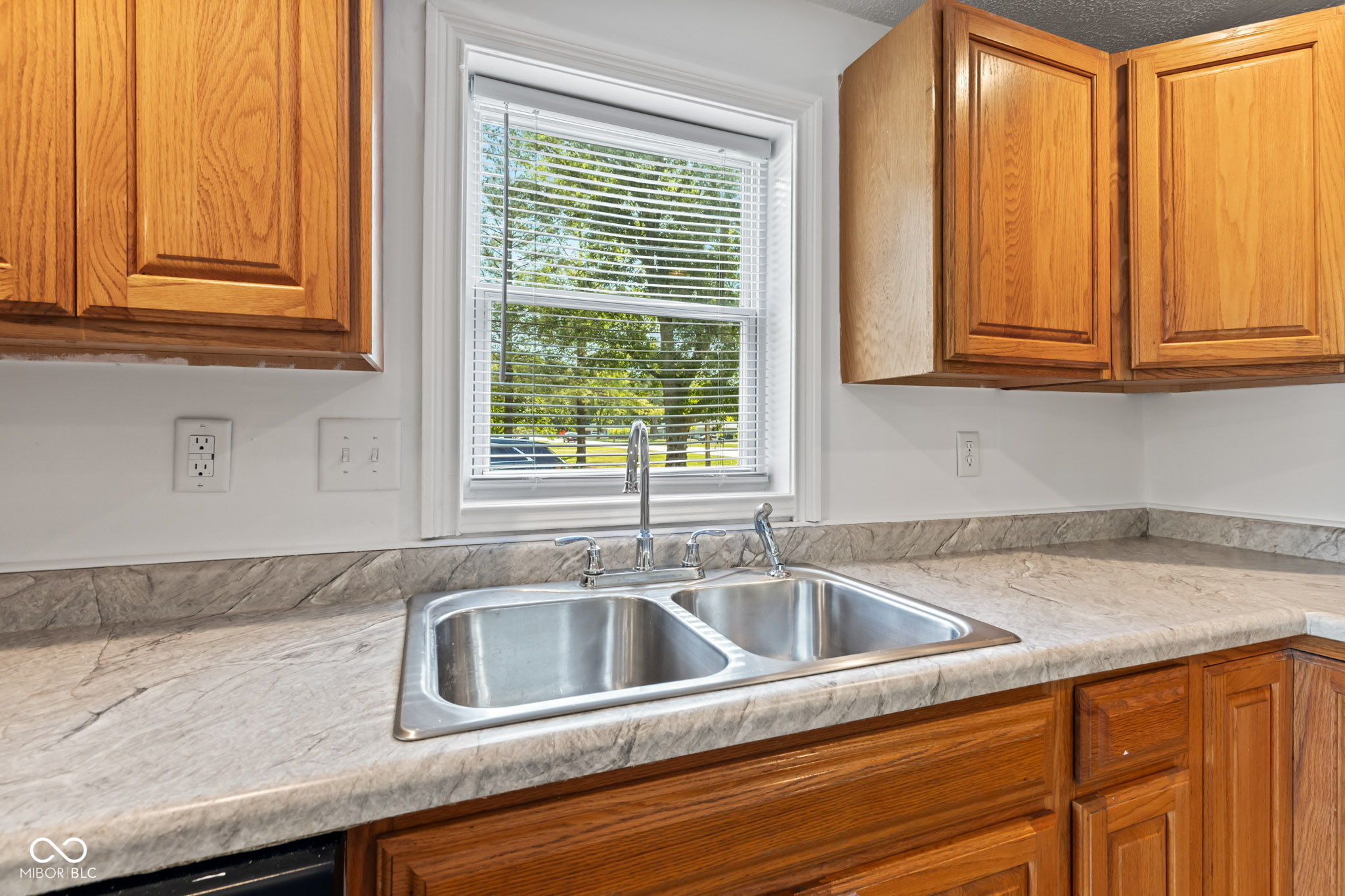 240 W Edgewood Avenue