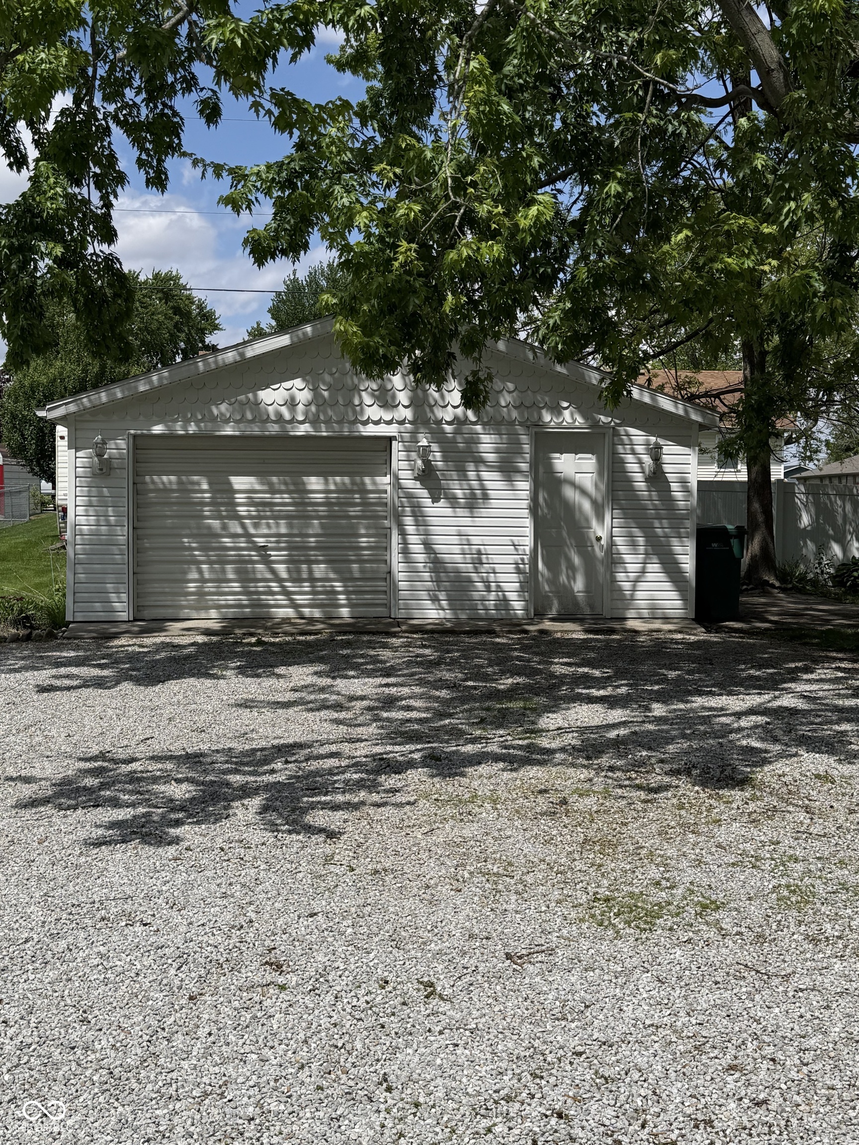 806 E Hall Street