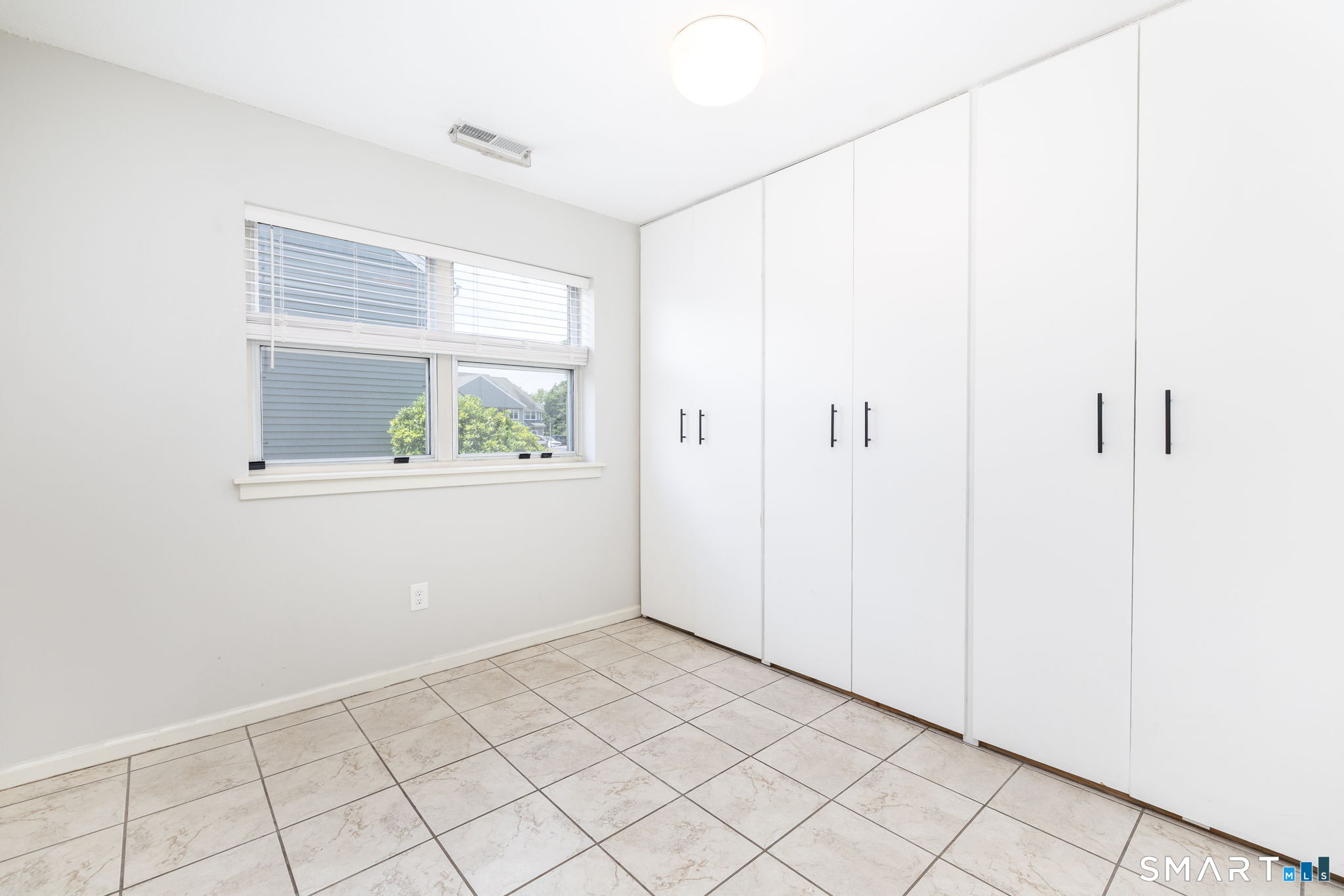 402 Mariners Walk Unit: 402