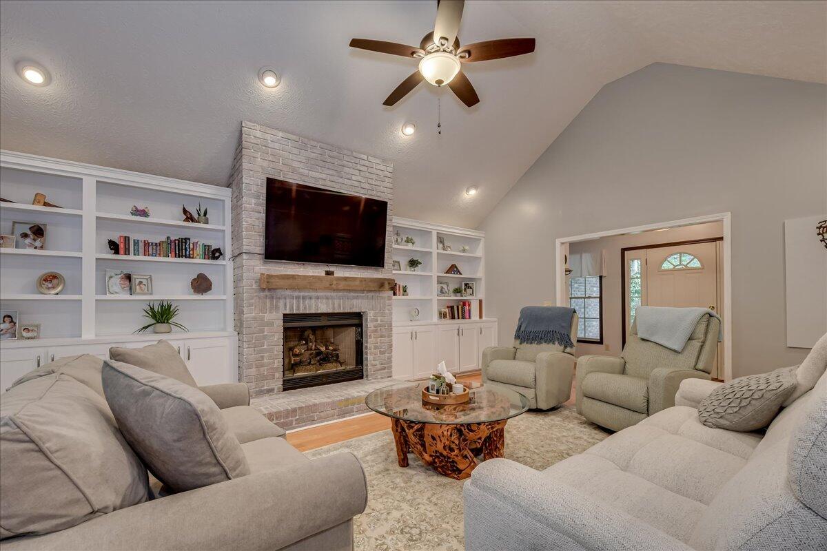 32 BUNGALOW Court