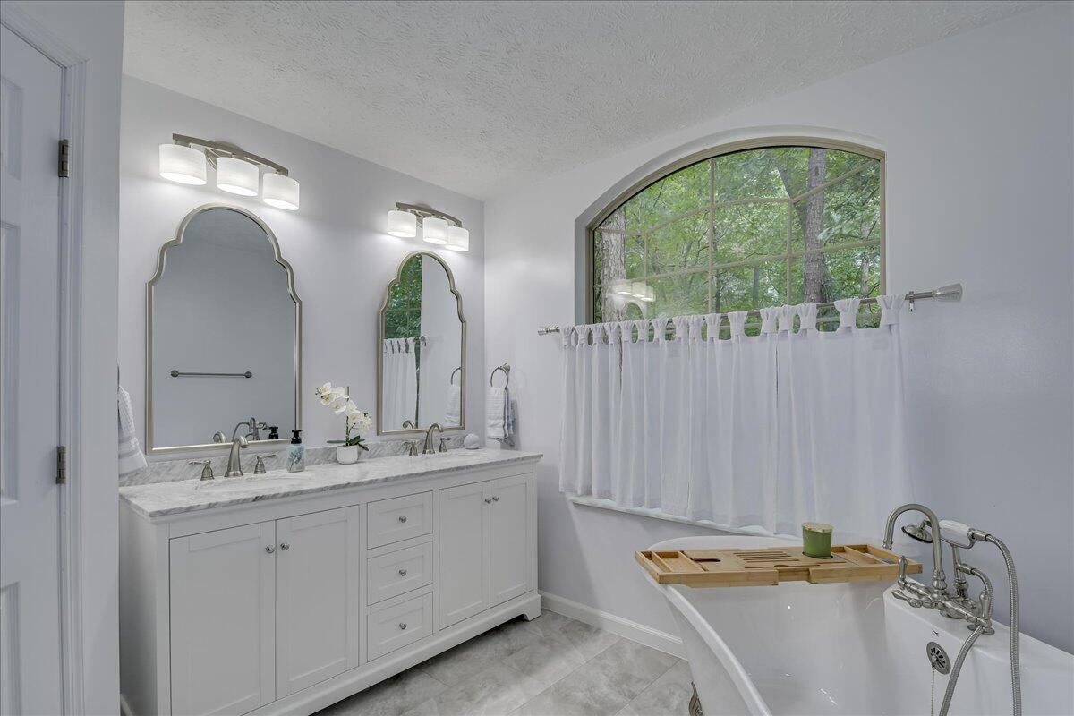 32 BUNGALOW Court