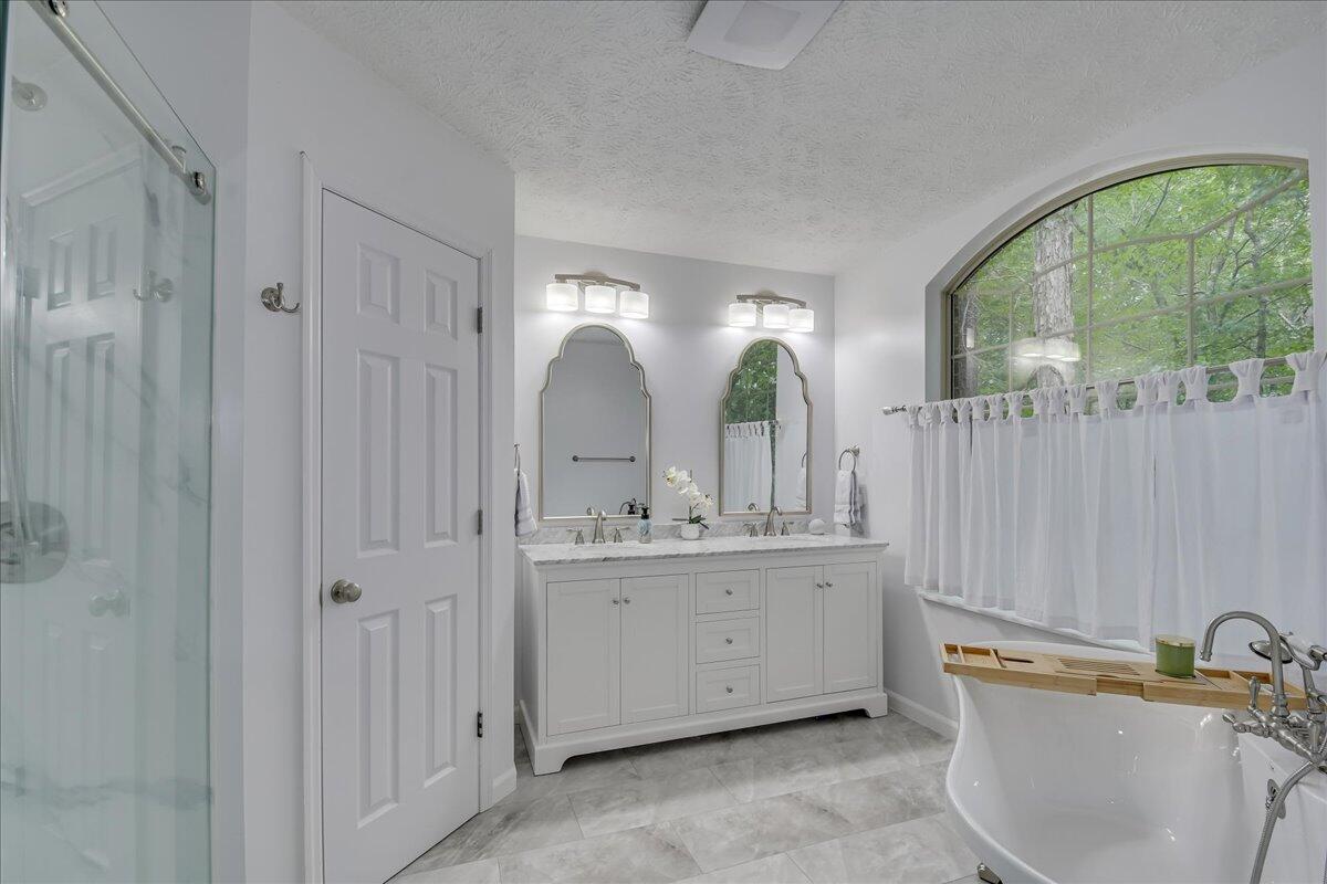 32 BUNGALOW Court