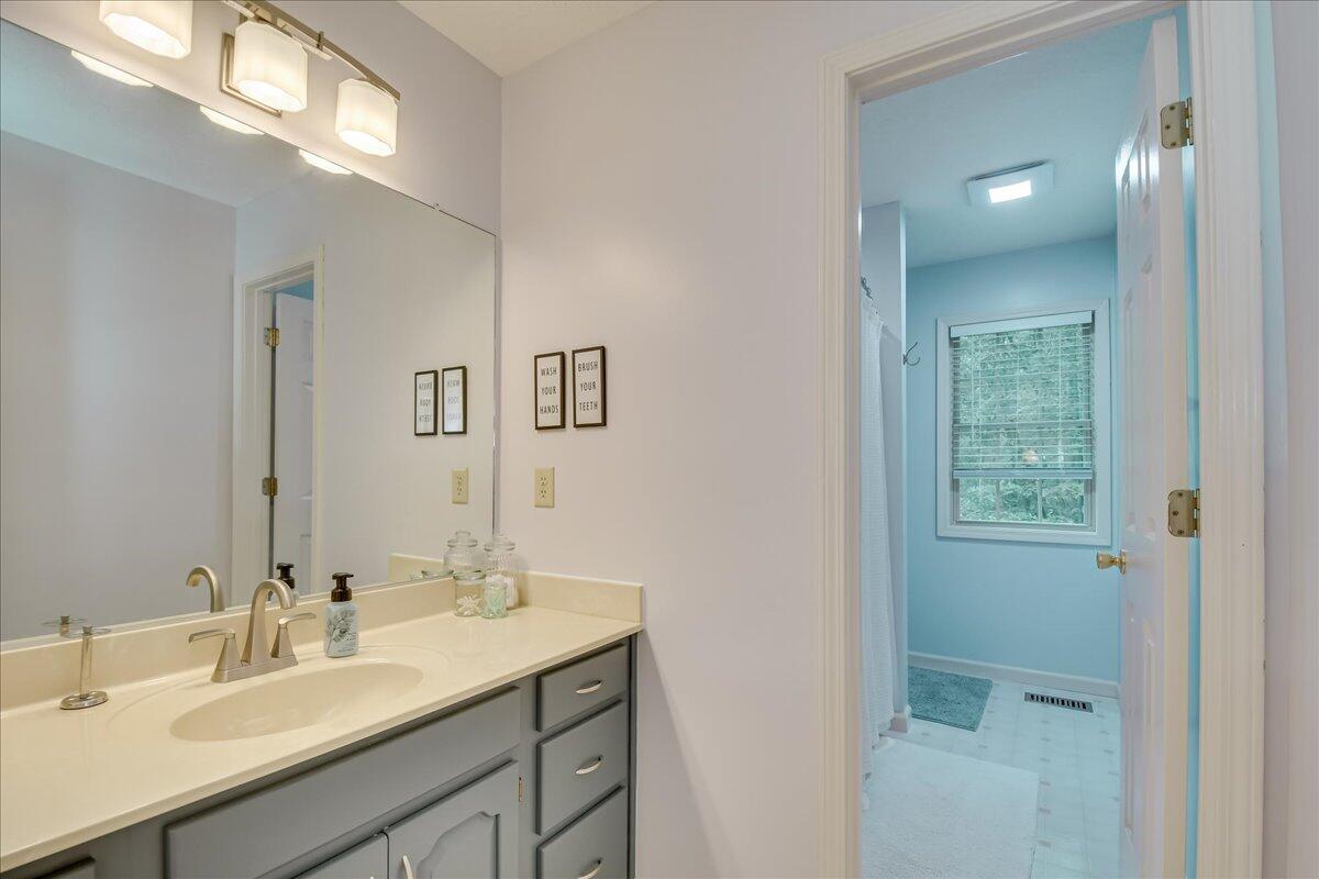 32 BUNGALOW Court