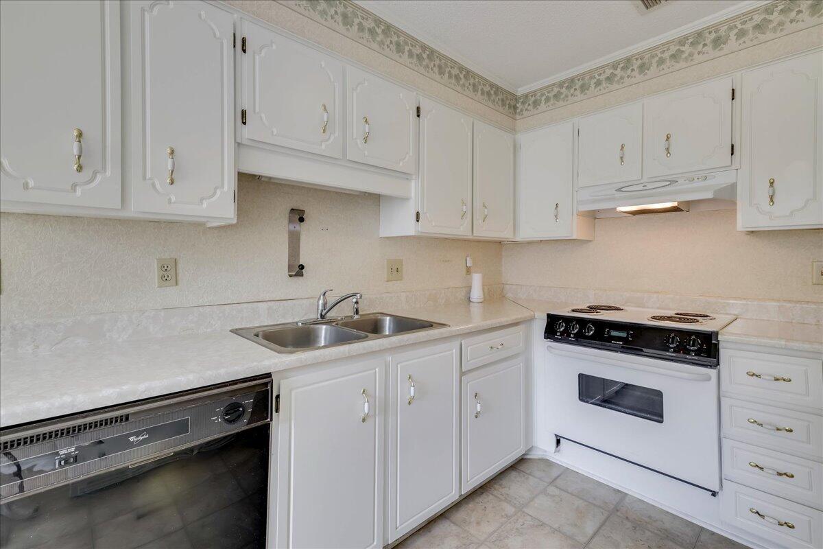 832 AUDUBON Circle
