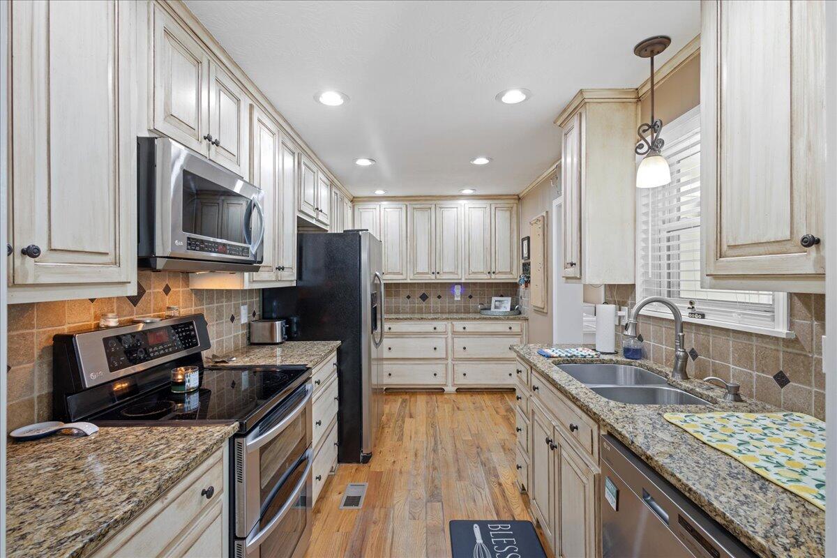 6530 ROBERTS Drive