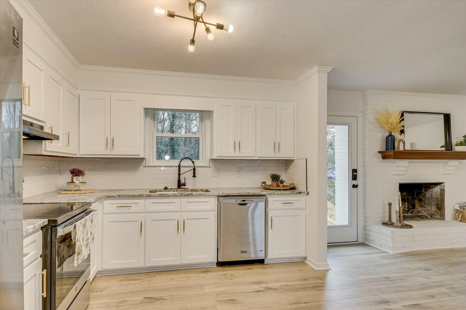 114 GLENORA Drive