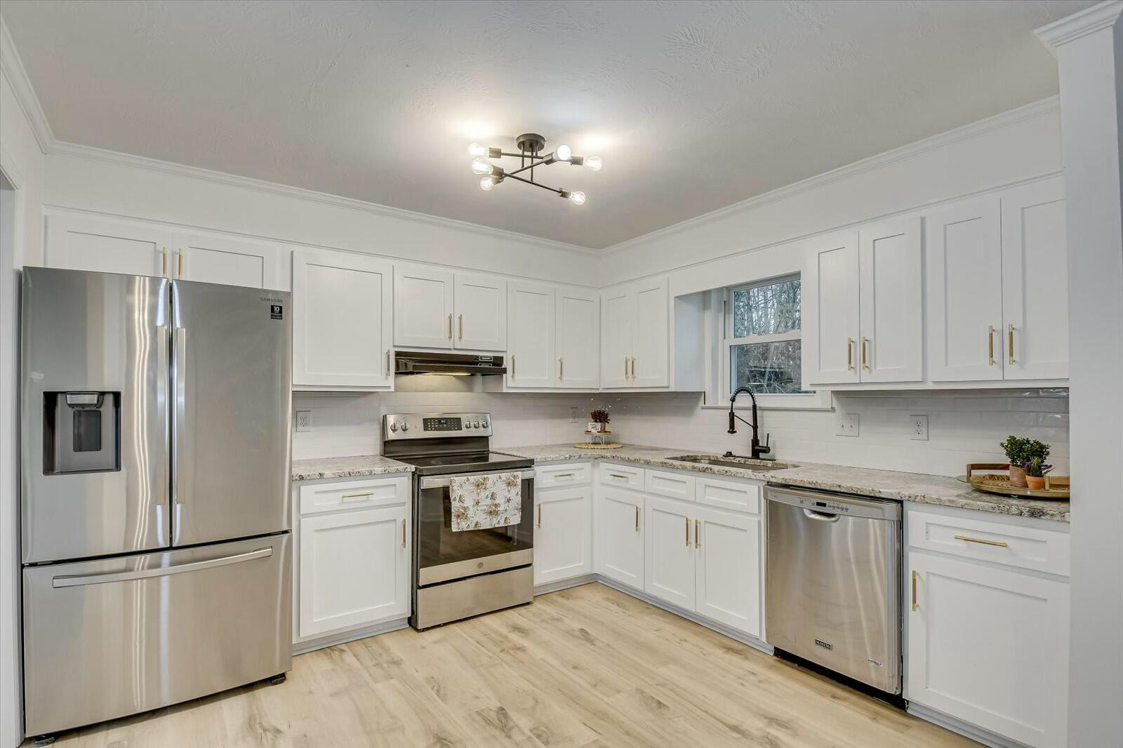 114 GLENORA Drive