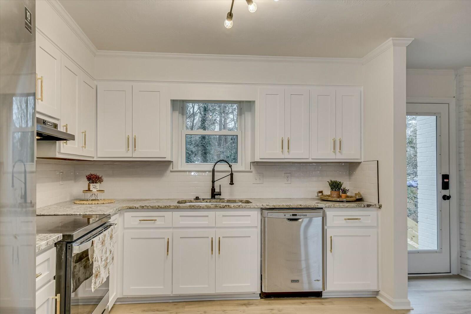 114 GLENORA Drive