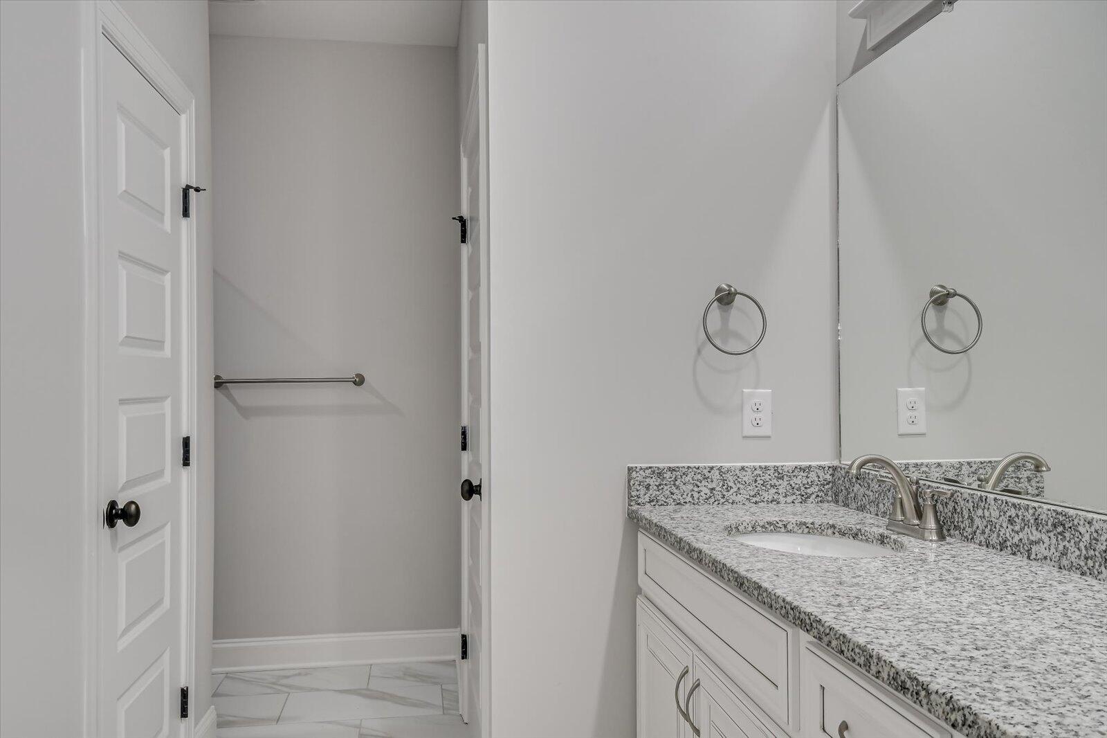 6240 CANTERBURY FARMS Parkway