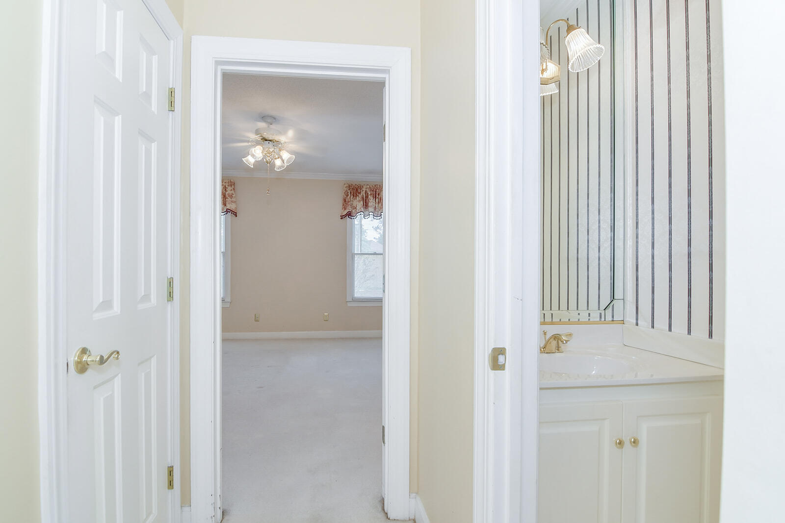 4199 N KNOLLCREST CIRCLE Circle