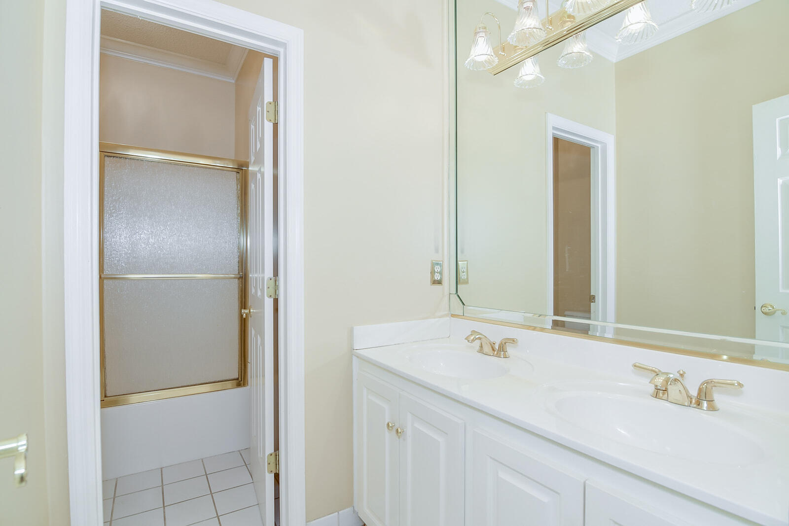 4199 N KNOLLCREST CIRCLE Circle