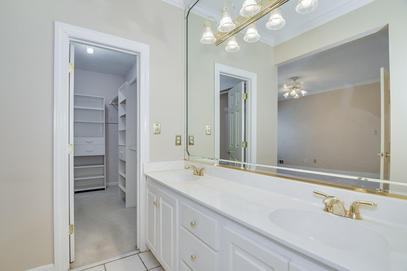 4199 N KNOLLCREST CIRCLE Circle