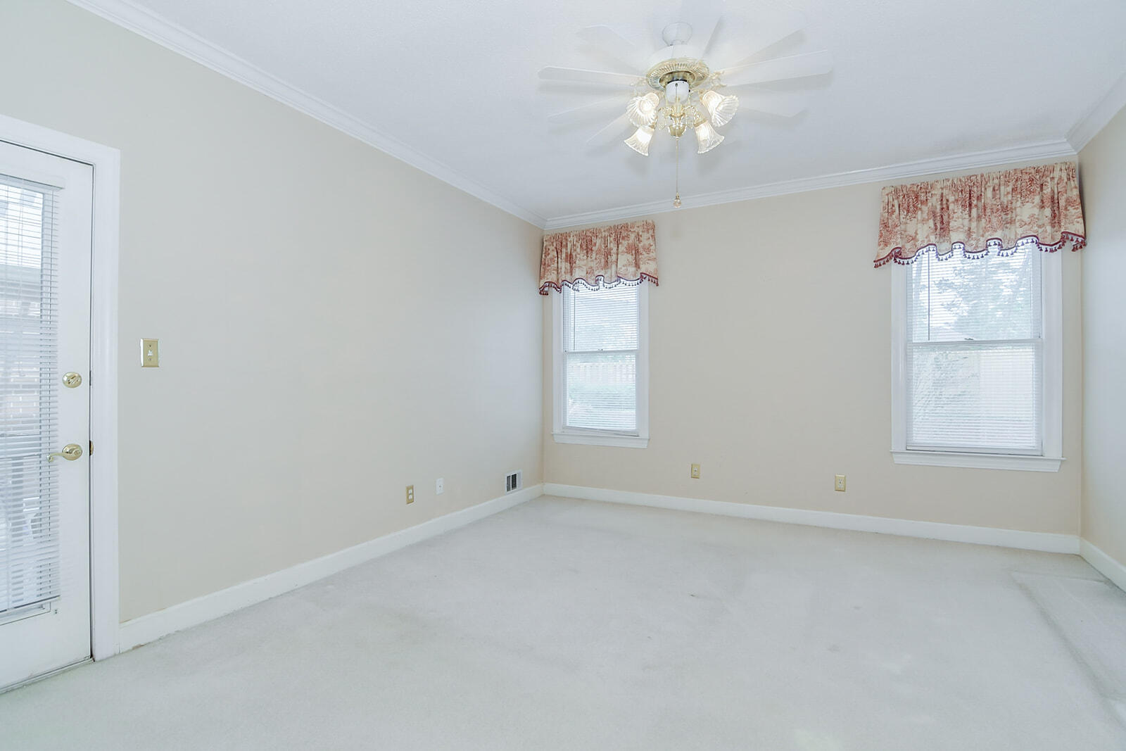 4199 N KNOLLCREST CIRCLE Circle