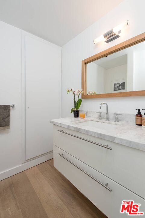 838 N DOHENY DR Unit: 807