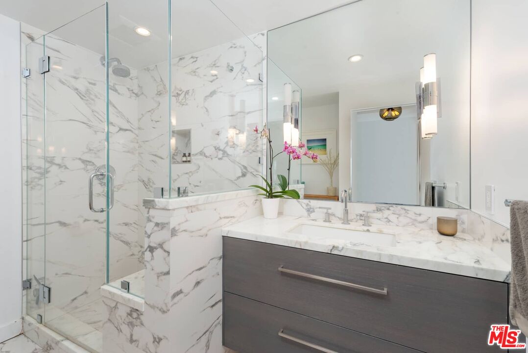 838 N DOHENY DR Unit: 807