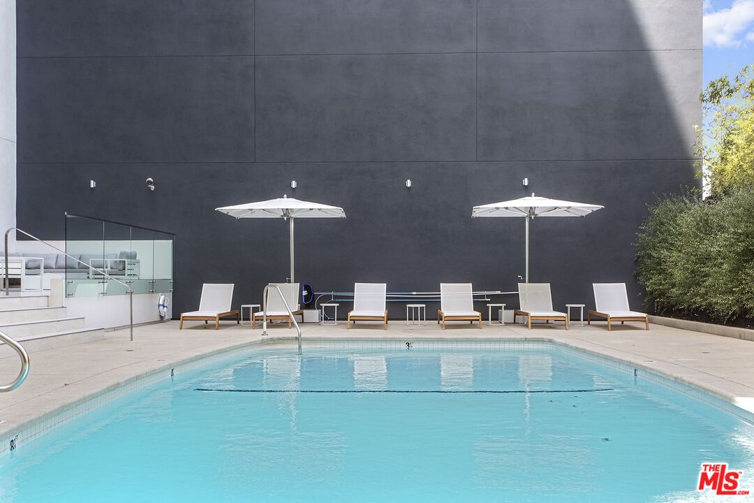 838 N DOHENY DR Unit: 807