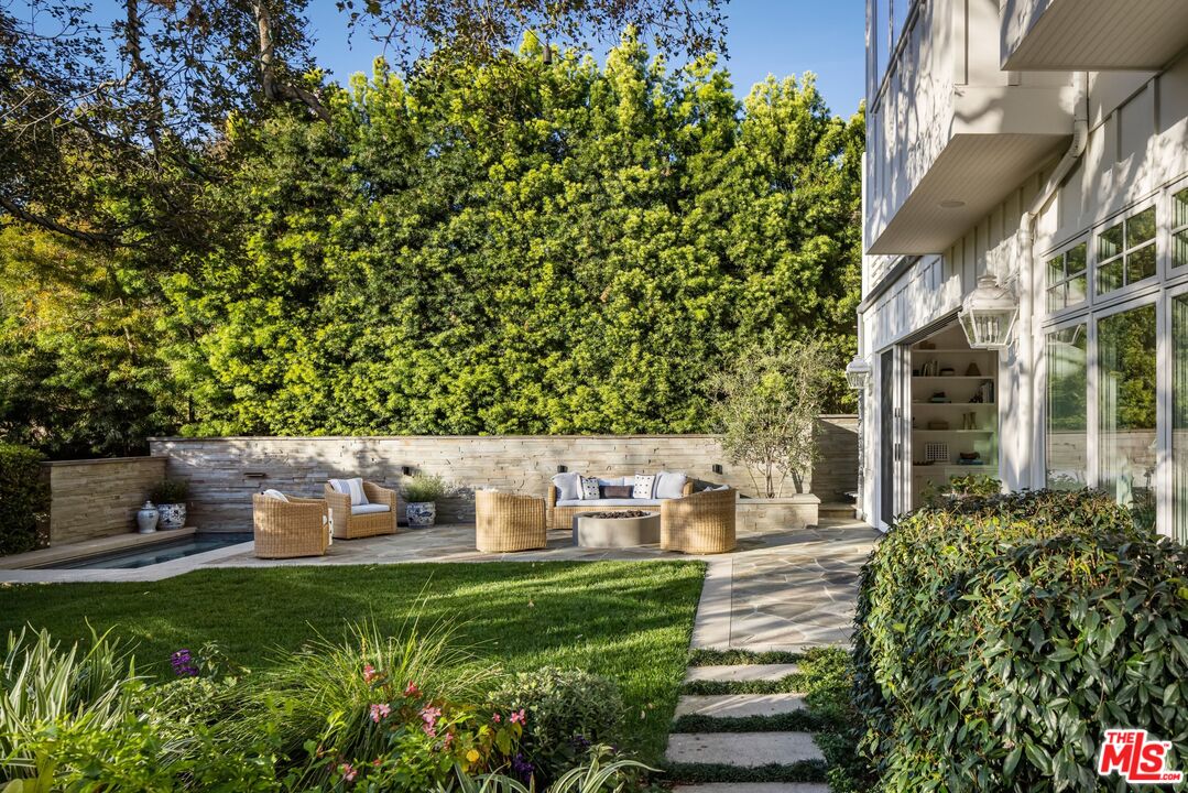Sophisticated Coastal Design in Rustic Canyon