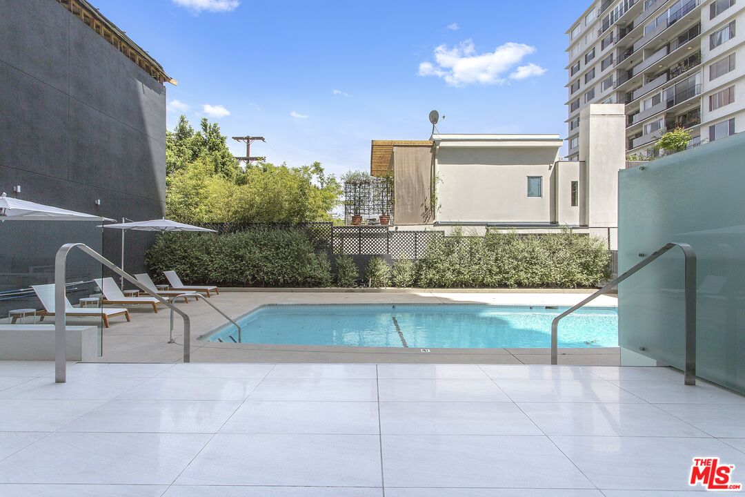 838 N DOHENY DR Unit: 807