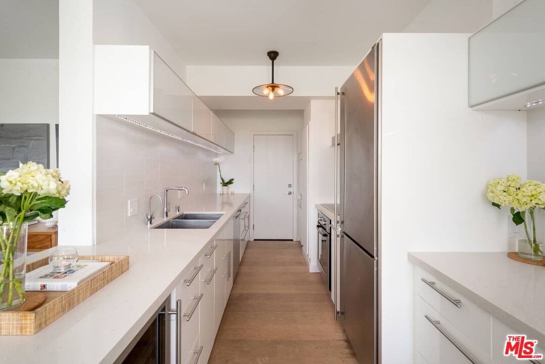 838 N DOHENY DR Unit: 807