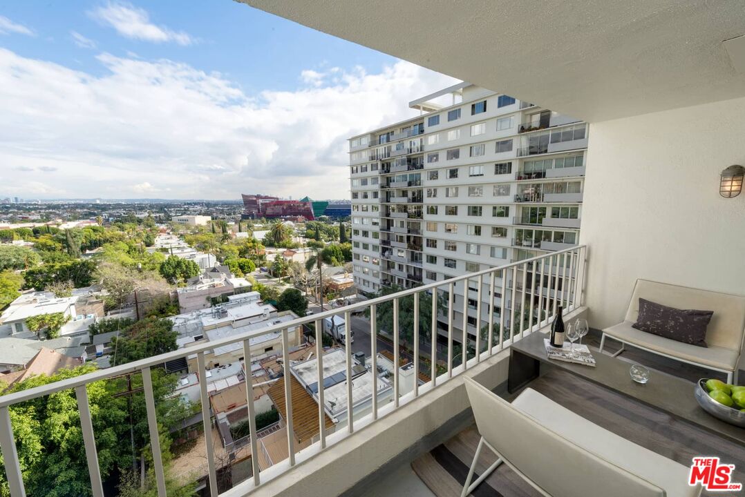 838 N DOHENY DR Unit: 807