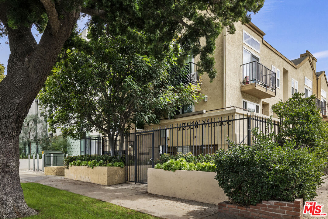 12530 Venice Blvd Unit: 3