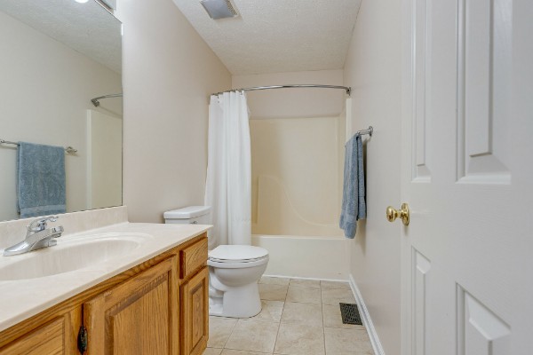 2715 Standing Oak Dr