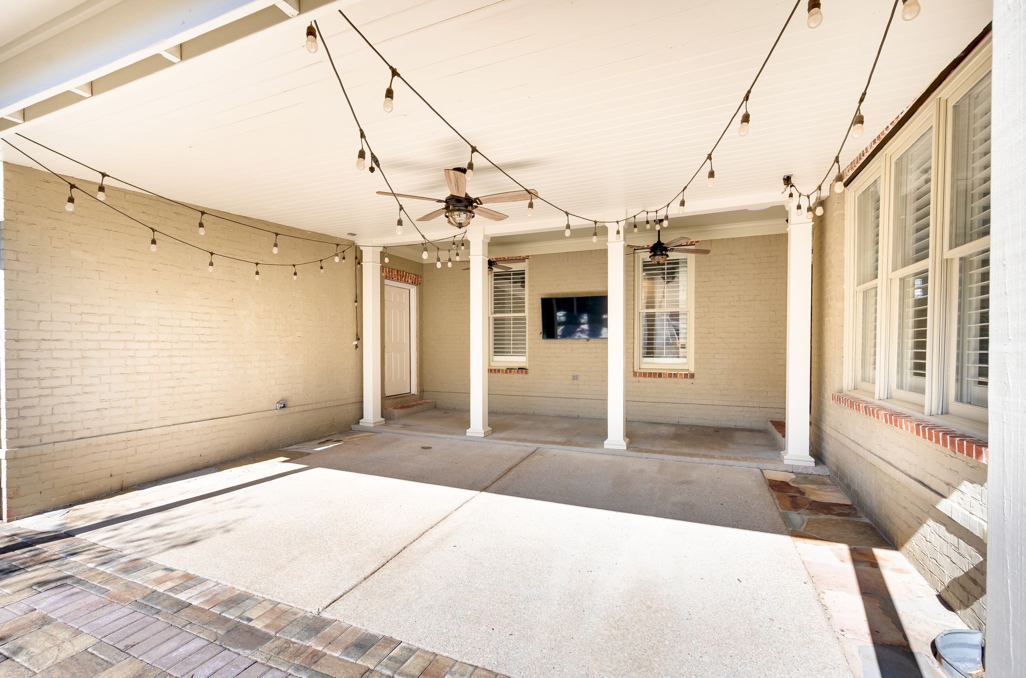 121 Gladstone Ln